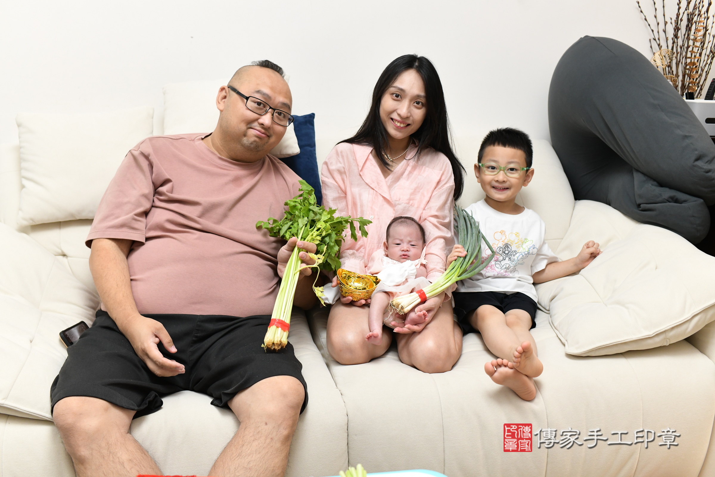 蕗蕗寶寶(新北市八里區到府嬰兒蕗蕗寶寶滿月剃頭理髮、到府嬰兒剃胎毛儀式吉祥話)。到府剃頭剃胎毛主持、專業拍照、證書。★購買「臍帶章、肚臍章、胎毛筆刷印章」贈送:剃頭、收涎、抓周,三選一。2025.7.8,照片13 蕗蕗寶寶(新北市八里區到府嬰兒蕗蕗寶寶滿月剃頭理髮、到府嬰兒剃胎毛儀式吉祥話)。到府剃頭剃胎毛主持、專業拍照、證書。★購買「臍帶章、肚臍章、胎毛筆刷印章」贈送:剃頭、收涎、抓周,三選一。2025.7.8,照片13