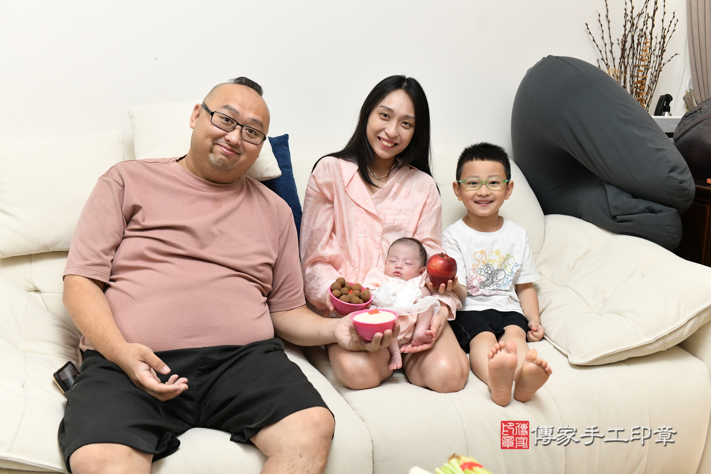 蕗蕗寶寶(新北市八里區到府嬰兒蕗蕗寶寶滿月剃頭理髮、到府嬰兒剃胎毛儀式吉祥話)。到府剃頭剃胎毛主持、專業拍照、證書。★購買「臍帶章、肚臍章、胎毛筆刷印章」贈送:剃頭、收涎、抓周,三選一。2025.7.8,照片9 蕗蕗寶寶(新北市八里區到府嬰兒蕗蕗寶寶滿月剃頭理髮、到府嬰兒剃胎毛儀式吉祥話)。到府剃頭剃胎毛主持、專業拍照、證書。★購買「臍帶章、肚臍章、胎毛筆刷印章」贈送:剃頭、收涎、抓周,三選一。2025.7.8,照片9