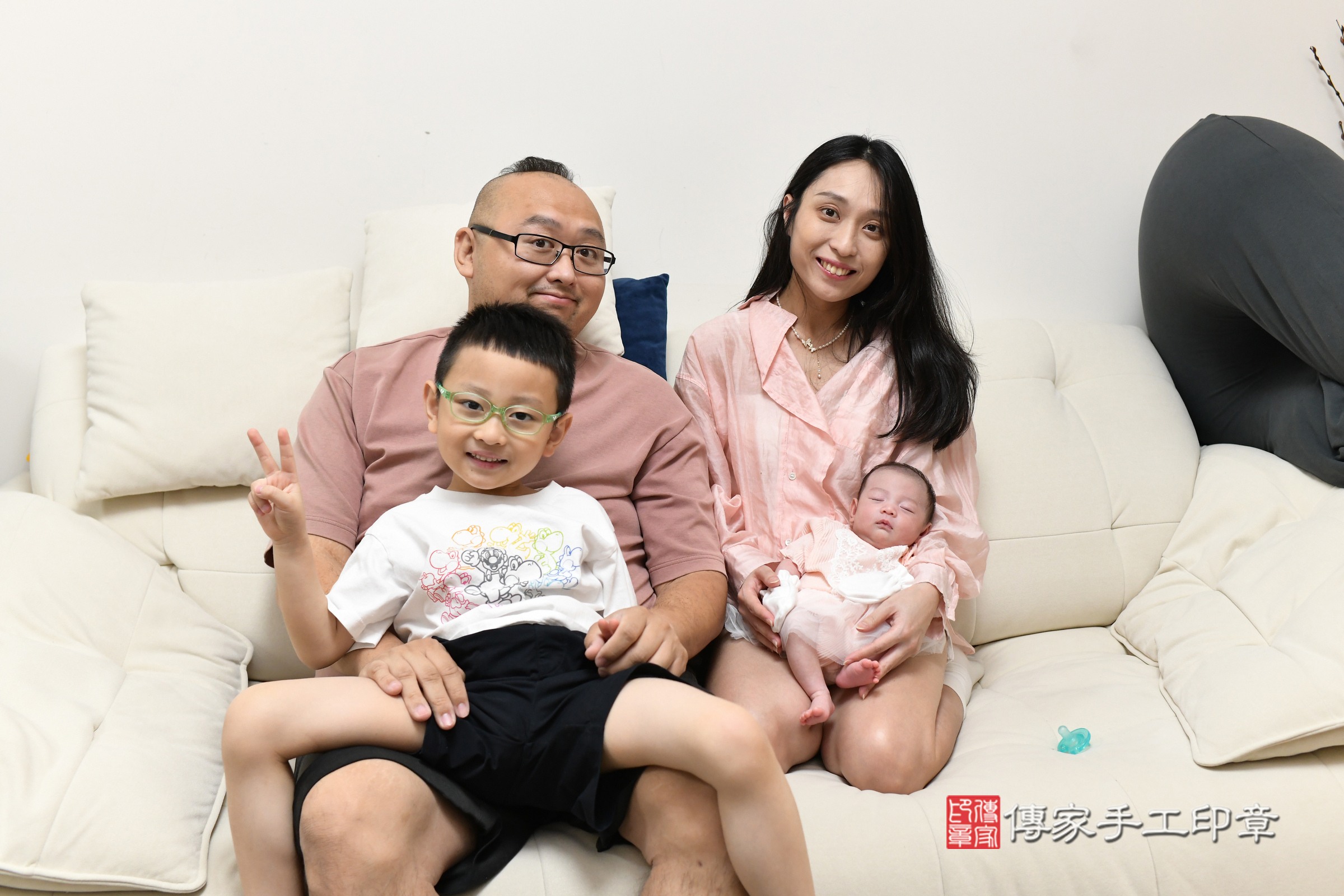 蕗蕗寶寶(新北市八里區到府嬰兒蕗蕗寶寶滿月剃頭理髮、到府嬰兒剃胎毛儀式吉祥話)。到府剃頭剃胎毛主持、專業拍照、證書。★購買「臍帶章、肚臍章、胎毛筆刷印章」贈送:剃頭、收涎、抓周,三選一。2025.7.8,照片2 蕗蕗寶寶(新北市八里區到府嬰兒蕗蕗寶寶滿月剃頭理髮、到府嬰兒剃胎毛儀式吉祥話)。到府剃頭剃胎毛主持、專業拍照、證書。★購買「臍帶章、肚臍章、胎毛筆刷印章」贈送:剃頭、收涎、抓周,三選一。2025.7.8,照片2