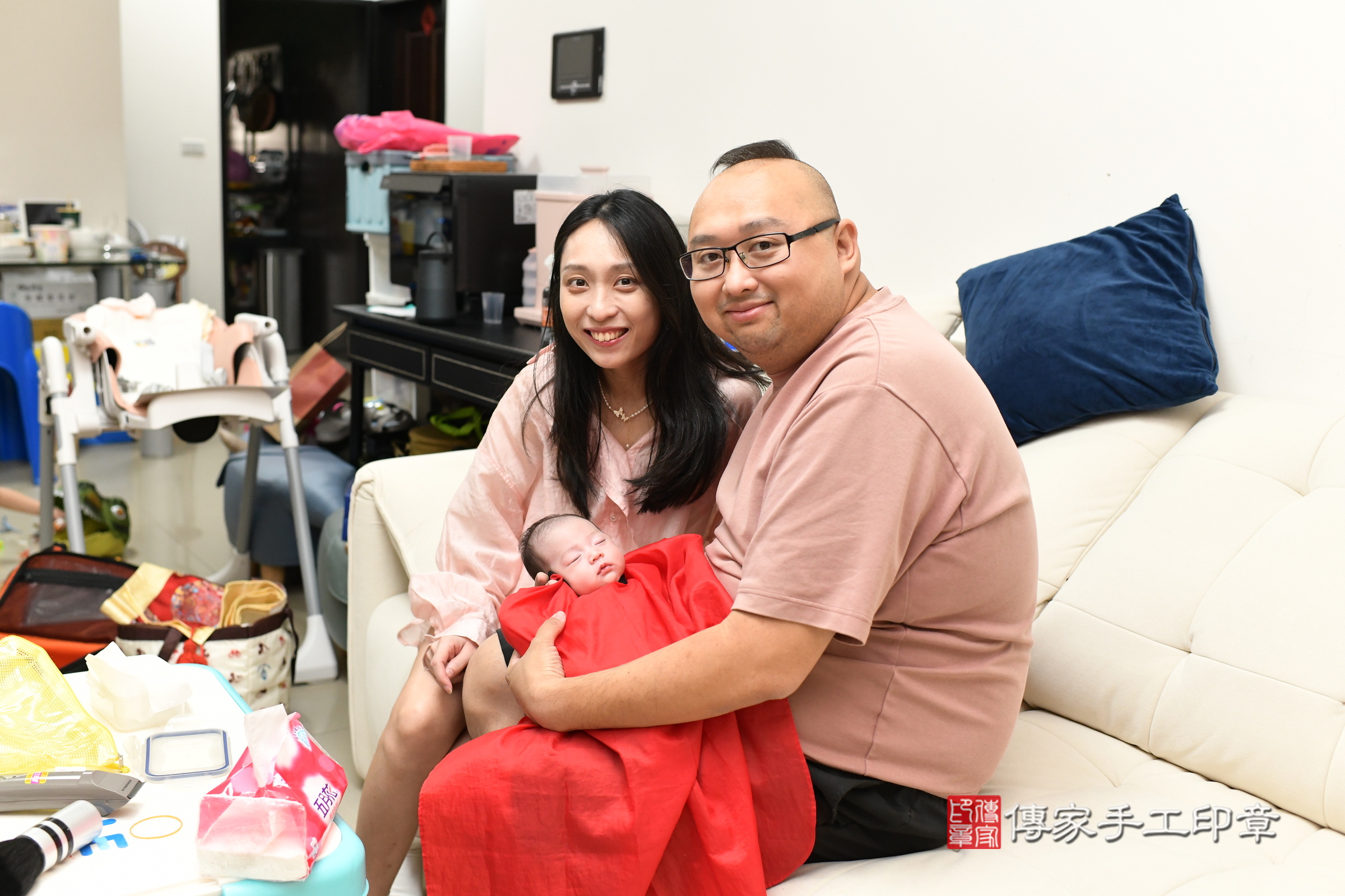 蕗蕗寶寶(新北市八里區到府嬰兒蕗蕗寶寶滿月剃頭理髮、到府嬰兒剃胎毛儀式吉祥話)。到府剃頭剃胎毛主持、專業拍照、證書。★購買「臍帶章、肚臍章、胎毛筆刷印章」贈送:剃頭、收涎、抓周,三選一。2025.7.8,照片17 蕗蕗寶寶(新北市八里區到府嬰兒蕗蕗寶寶滿月剃頭理髮、到府嬰兒剃胎毛儀式吉祥話)。到府剃頭剃胎毛主持、專業拍照、證書。★購買「臍帶章、肚臍章、胎毛筆刷印章」贈送:剃頭、收涎、抓周,三選一。2025.7.8,照片17