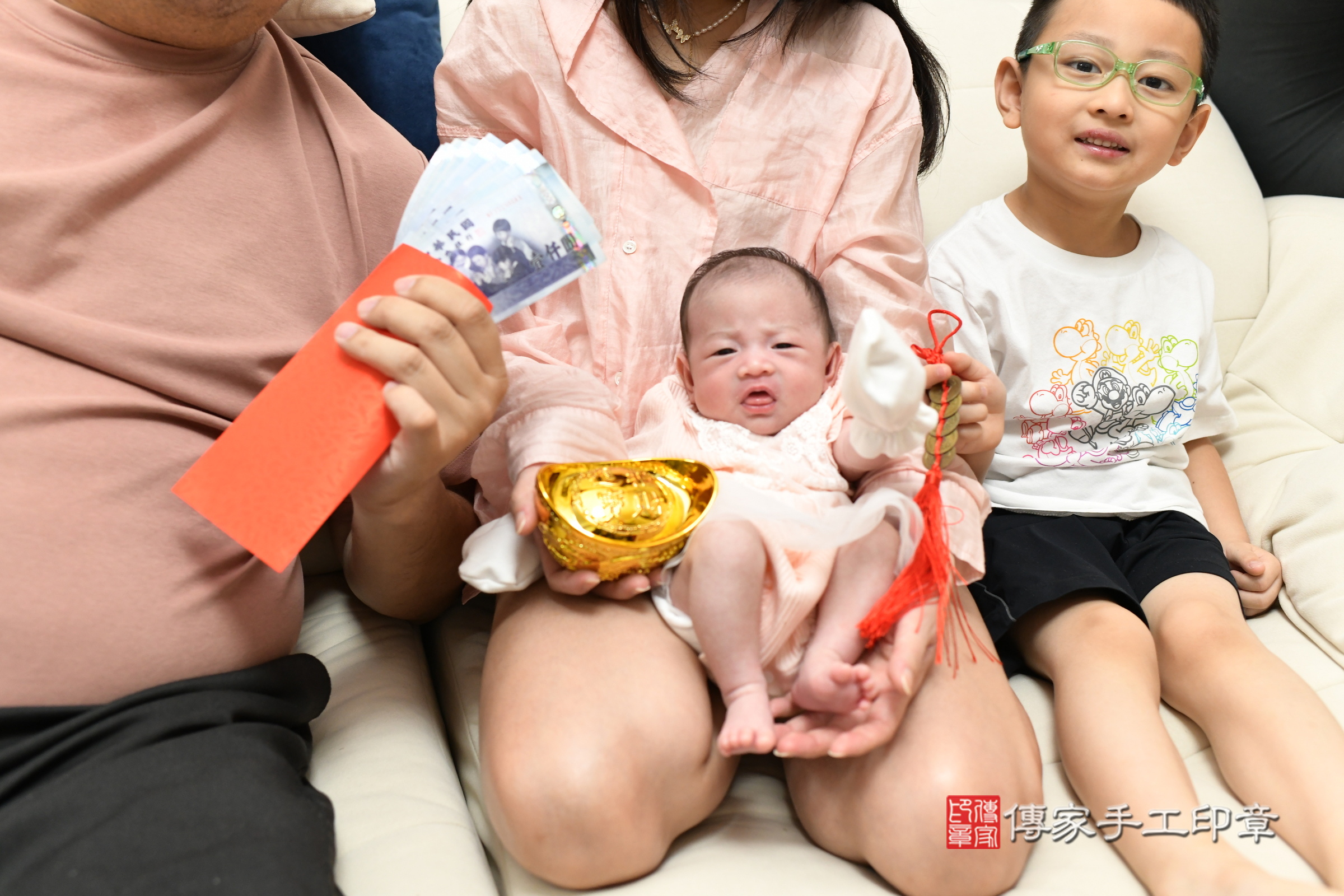 蕗蕗寶寶(新北市八里區到府嬰兒蕗蕗寶寶滿月剃頭理髮、到府嬰兒剃胎毛儀式吉祥話)。到府剃頭剃胎毛主持、專業拍照、證書。★購買「臍帶章、肚臍章、胎毛筆刷印章」贈送:剃頭、收涎、抓周,三選一。2025.7.8,照片16 蕗蕗寶寶(新北市八里區到府嬰兒蕗蕗寶寶滿月剃頭理髮、到府嬰兒剃胎毛儀式吉祥話)。到府剃頭剃胎毛主持、專業拍照、證書。★購買「臍帶章、肚臍章、胎毛筆刷印章」贈送:剃頭、收涎、抓周,三選一。2025.7.8,照片16