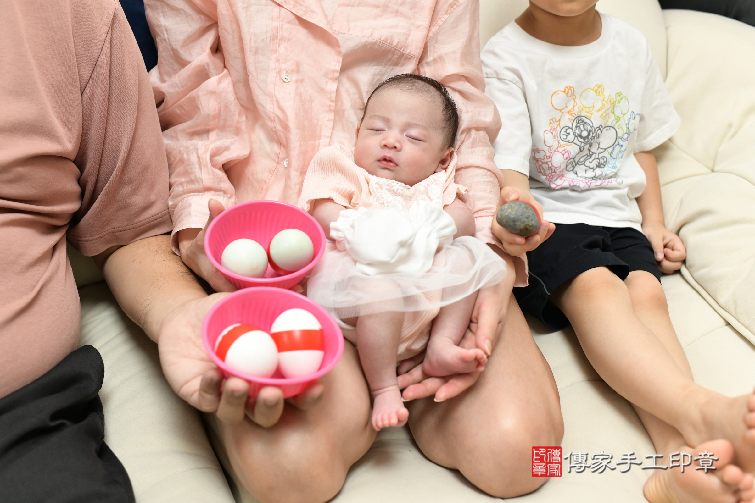 蕗蕗寶寶(新北市八里區到府嬰兒蕗蕗寶寶滿月剃頭理髮、到府嬰兒剃胎毛儀式吉祥話)。到府剃頭剃胎毛主持、專業拍照、證書。★購買「臍帶章、肚臍章、胎毛筆刷印章」贈送:剃頭、收涎、抓周,三選一。2025.7.8,照片8 蕗蕗寶寶(新北市八里區到府嬰兒蕗蕗寶寶滿月剃頭理髮、到府嬰兒剃胎毛儀式吉祥話)。到府剃頭剃胎毛主持、專業拍照、證書。★購買「臍帶章、肚臍章、胎毛筆刷印章」贈送:剃頭、收涎、抓周,三選一。2025.7.8,照片8