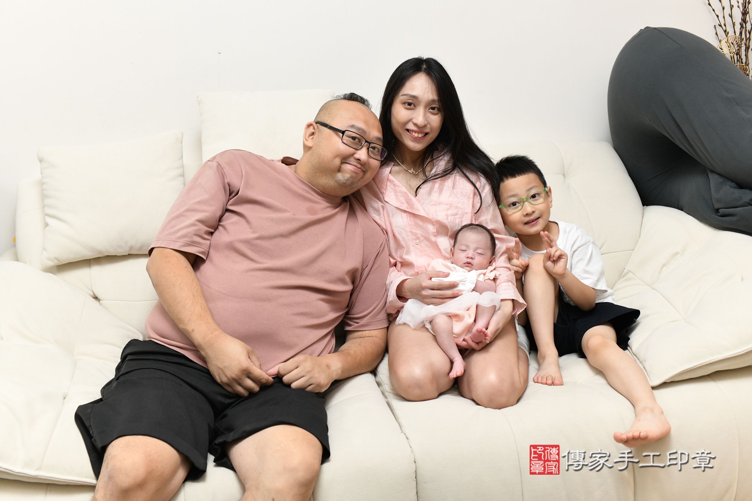 蕗蕗寶寶(新北市八里區到府嬰兒蕗蕗寶寶滿月剃頭理髮、到府嬰兒剃胎毛儀式吉祥話)。到府剃頭剃胎毛主持、專業拍照、證書。★購買「臍帶章、肚臍章、胎毛筆刷印章」贈送:剃頭、收涎、抓周,三選一。2025.7.8,照片3 蕗蕗寶寶(新北市八里區到府嬰兒蕗蕗寶寶滿月剃頭理髮、到府嬰兒剃胎毛儀式吉祥話)。到府剃頭剃胎毛主持、專業拍照、證書。★購買「臍帶章、肚臍章、胎毛筆刷印章」贈送:剃頭、收涎、抓周,三選一。2025.7.8,照片3