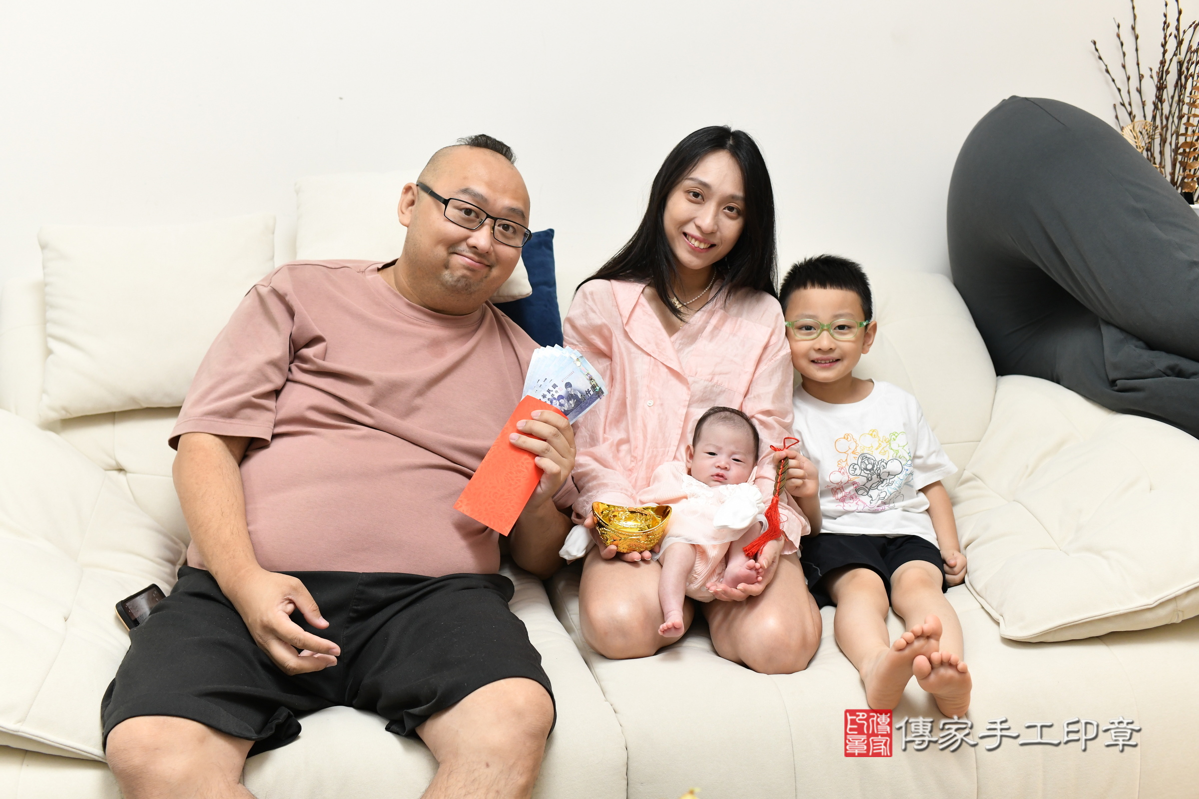 蕗蕗寶寶(新北市八里區到府嬰兒蕗蕗寶寶滿月剃頭理髮、到府嬰兒剃胎毛儀式吉祥話)。到府剃頭剃胎毛主持、專業拍照、證書。★購買「臍帶章、肚臍章、胎毛筆刷印章」贈送:剃頭、收涎、抓周,三選一。2025.7.8,照片15 蕗蕗寶寶(新北市八里區到府嬰兒蕗蕗寶寶滿月剃頭理髮、到府嬰兒剃胎毛儀式吉祥話)。到府剃頭剃胎毛主持、專業拍照、證書。★購買「臍帶章、肚臍章、胎毛筆刷印章」贈送:剃頭、收涎、抓周,三選一。2025.7.8,照片15