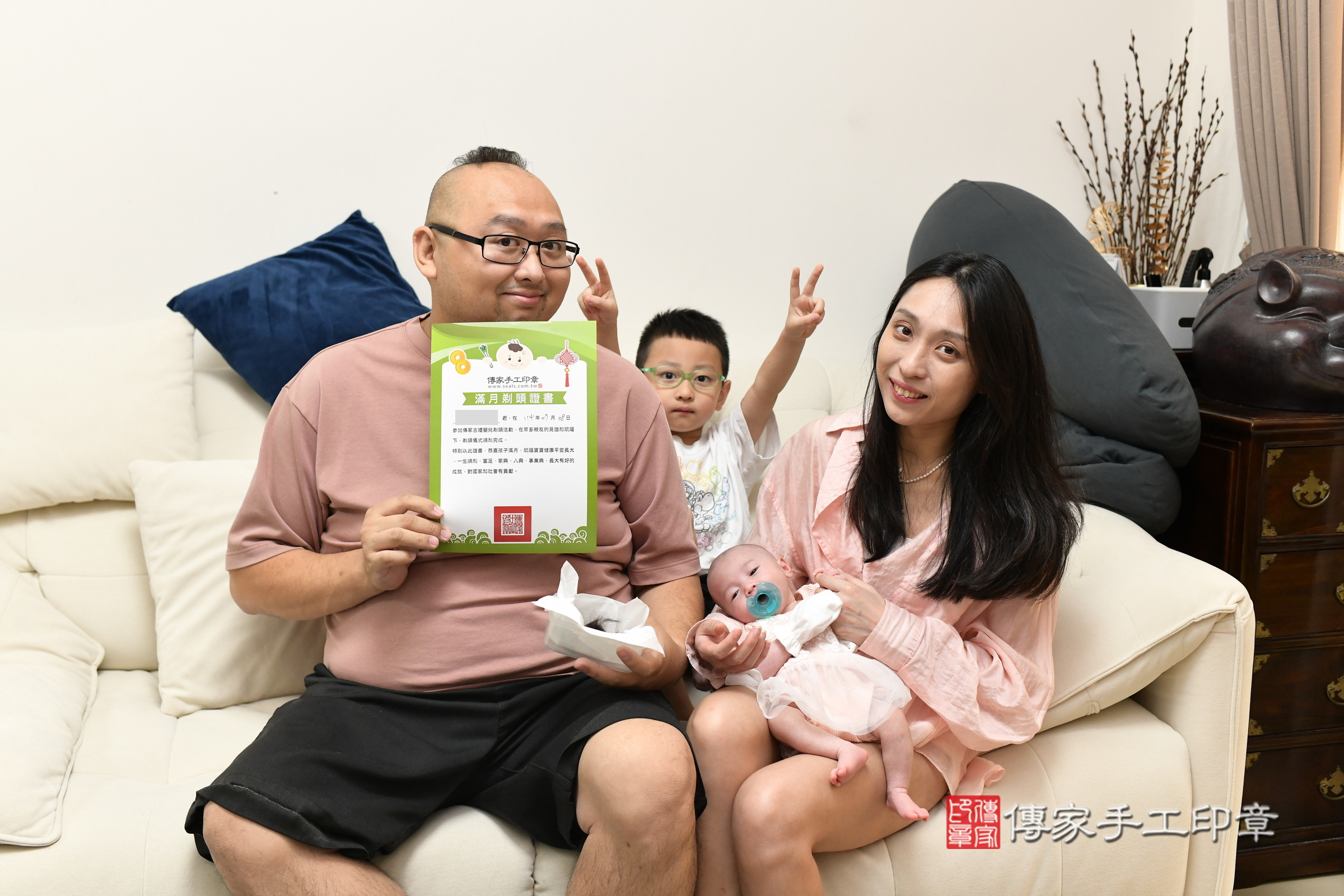 蕗蕗寶寶(新北市八里區到府嬰兒蕗蕗寶寶滿月剃頭理髮、到府嬰兒剃胎毛儀式吉祥話)。到府剃頭剃胎毛主持、專業拍照、證書。★購買「臍帶章、肚臍章、胎毛筆刷印章」贈送:剃頭、收涎、抓周,三選一。2025.7.8,照片20 蕗蕗寶寶(新北市八里區到府嬰兒蕗蕗寶寶滿月剃頭理髮、到府嬰兒剃胎毛儀式吉祥話)。到府剃頭剃胎毛主持、專業拍照、證書。★購買「臍帶章、肚臍章、胎毛筆刷印章」贈送:剃頭、收涎、抓周,三選一。2025.7.8,照片20