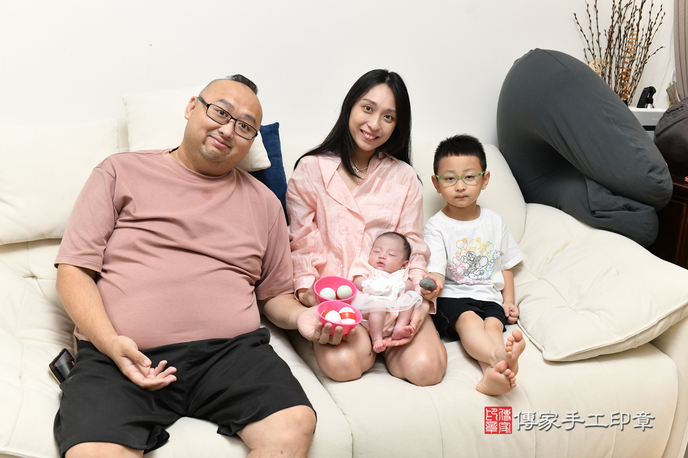 蕗蕗寶寶(新北市八里區到府嬰兒蕗蕗寶寶滿月剃頭理髮、到府嬰兒剃胎毛儀式吉祥話)。到府剃頭剃胎毛主持、專業拍照、證書。★購買「臍帶章、肚臍章、胎毛筆刷印章」贈送:剃頭、收涎、抓周,三選一。2025.7.8,照片7 蕗蕗寶寶(新北市八里區到府嬰兒蕗蕗寶寶滿月剃頭理髮、到府嬰兒剃胎毛儀式吉祥話)。到府剃頭剃胎毛主持、專業拍照、證書。★購買「臍帶章、肚臍章、胎毛筆刷印章」贈送:剃頭、收涎、抓周,三選一。2025.7.8,照片7