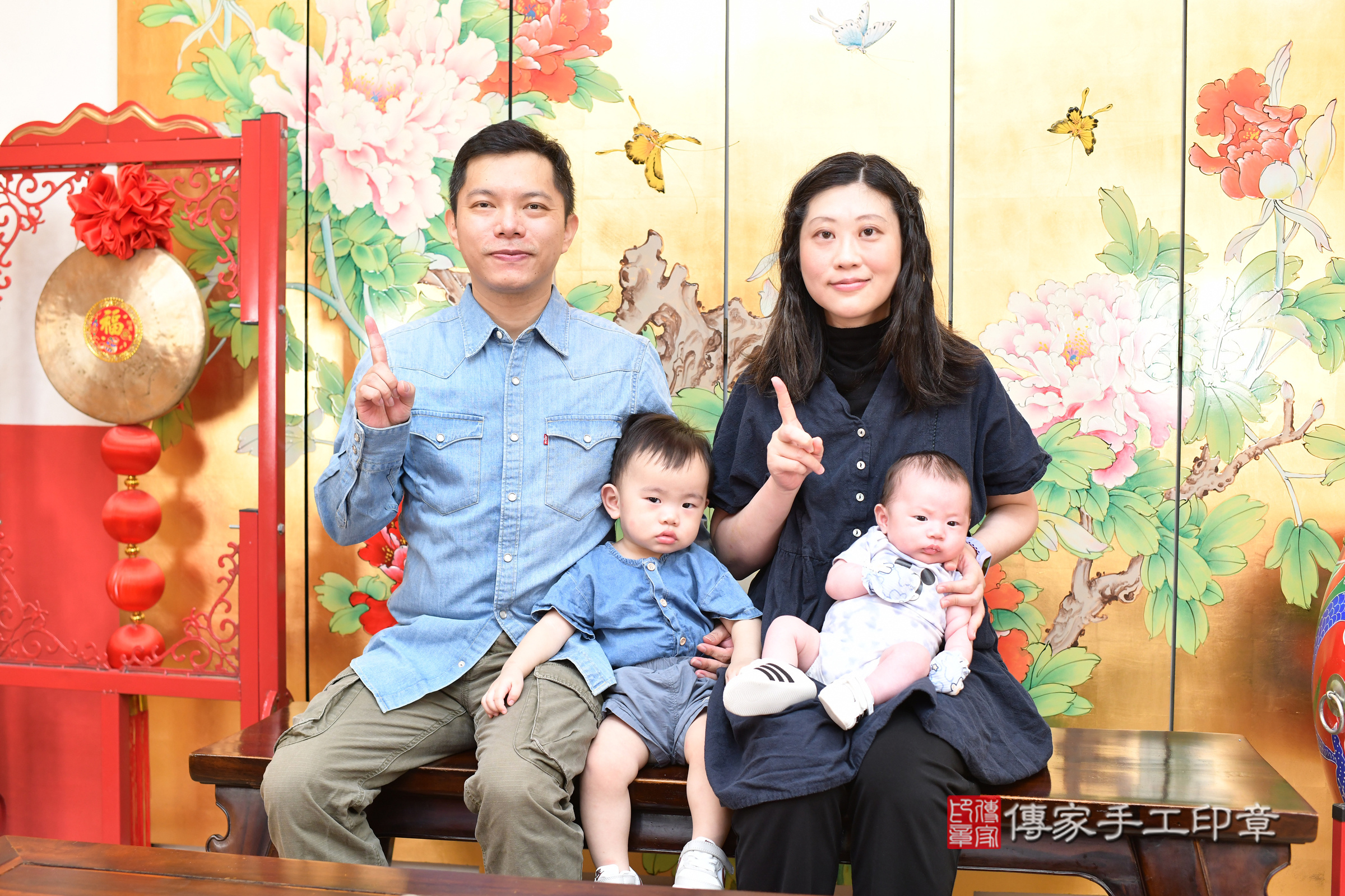 洋洋寶寶(台北市大同區嬰兒寶寶滿月剃頭理髮、嬰兒剃胎毛儀式吉祥話)。中國風會場，爸媽寶貝穿「日中韓」古裝禮服。專業拍照、證書。★購買「臍帶章、肚臍章、胎毛筆刷印章」贈送：剃頭、收涎、抓周，三選一。2025.7.18，照片2