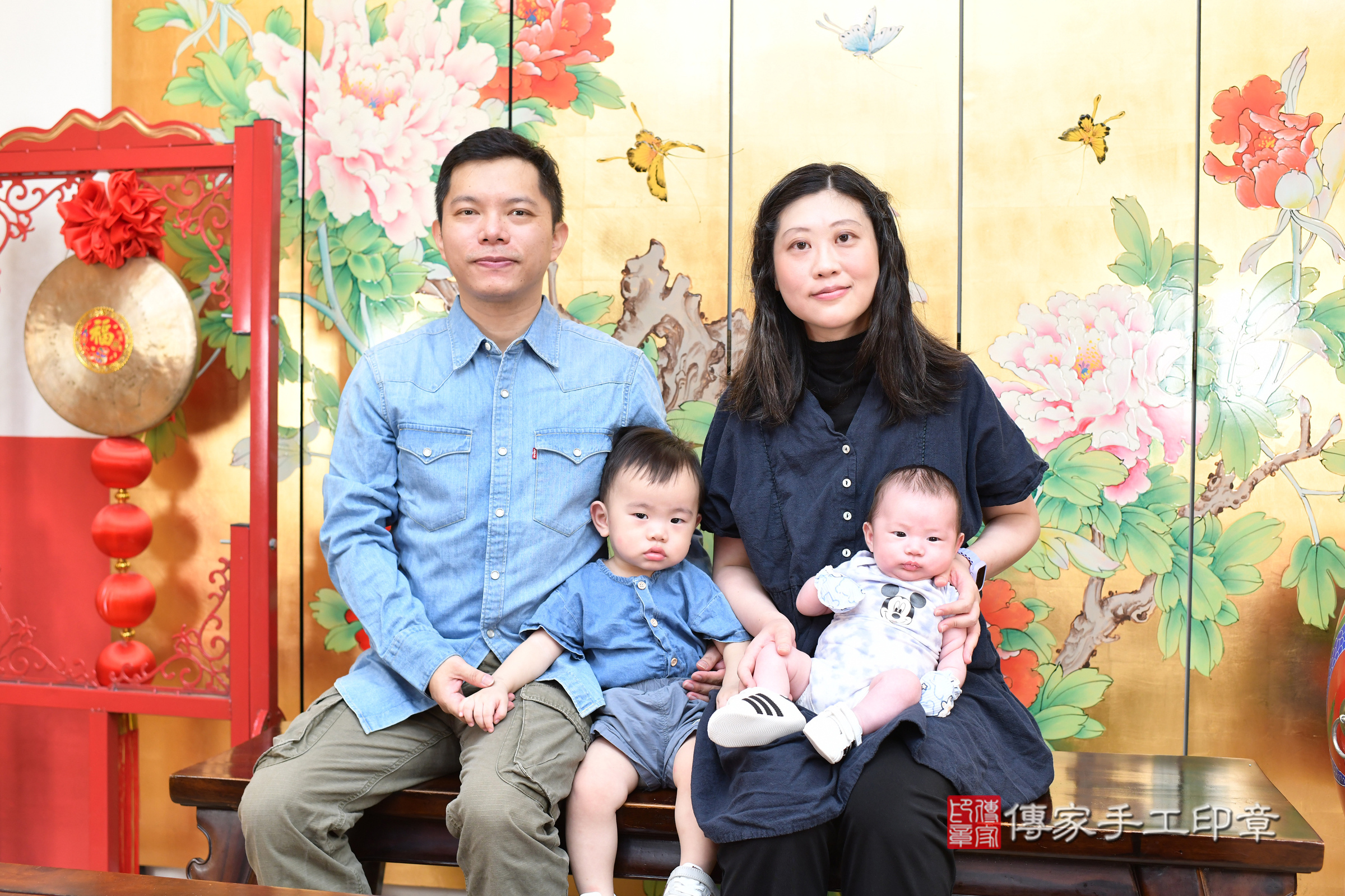洋洋寶寶(台北市大同區嬰兒寶寶滿月剃頭理髮、嬰兒剃胎毛儀式吉祥話)。中國風會場，爸媽寶貝穿「日中韓」古裝禮服。專業拍照、證書。★購買「臍帶章、肚臍章、胎毛筆刷印章」贈送：剃頭、收涎、抓周，三選一。2025.7.18，照片1