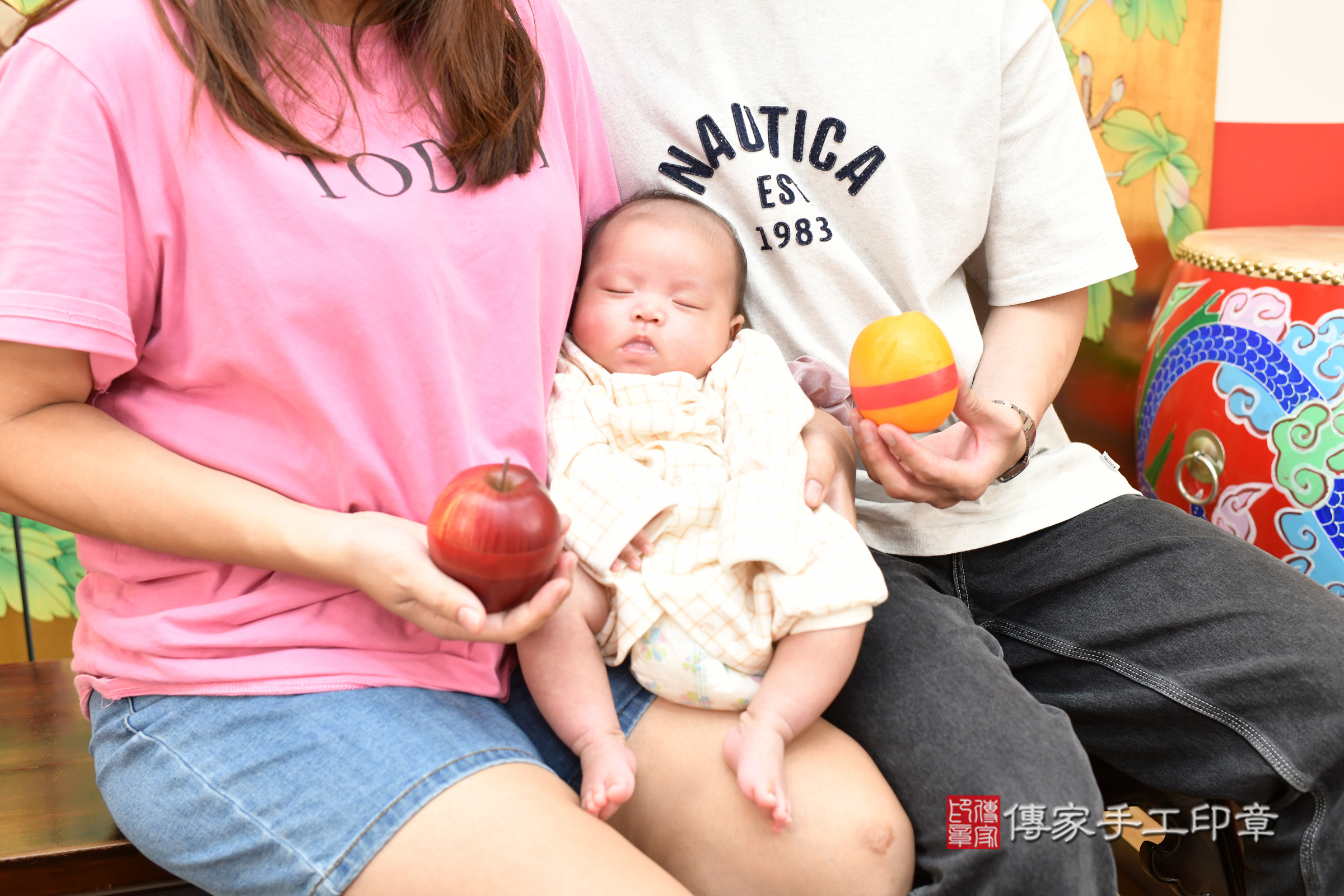 小允寶寶(台北市大同區嬰兒寶寶滿月剃頭理髮、嬰兒剃胎毛儀式吉祥話)。中國風會場，爸媽寶貝穿「日中韓」古裝禮服。專業拍照、證書。★購買「臍帶章、肚臍章、胎毛筆刷印章」贈送：剃頭、收涎、抓周，三選一。2025.7.19，照片11