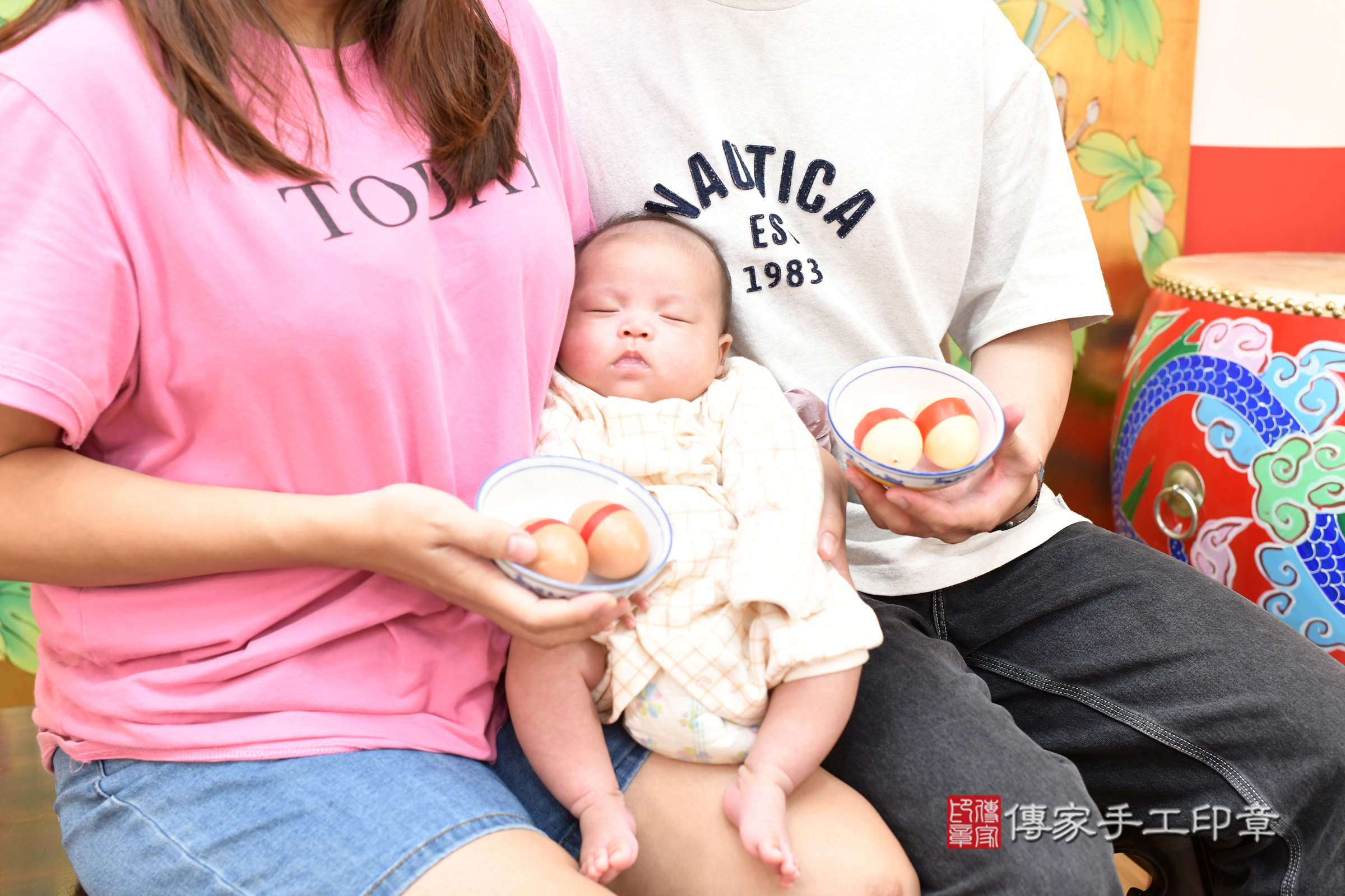 小允寶寶(台北市大同區嬰兒寶寶滿月剃頭理髮、嬰兒剃胎毛儀式吉祥話)。中國風會場，爸媽寶貝穿「日中韓」古裝禮服。專業拍照、證書。★購買「臍帶章、肚臍章、胎毛筆刷印章」贈送：剃頭、收涎、抓周，三選一。2025.7.19，照片7