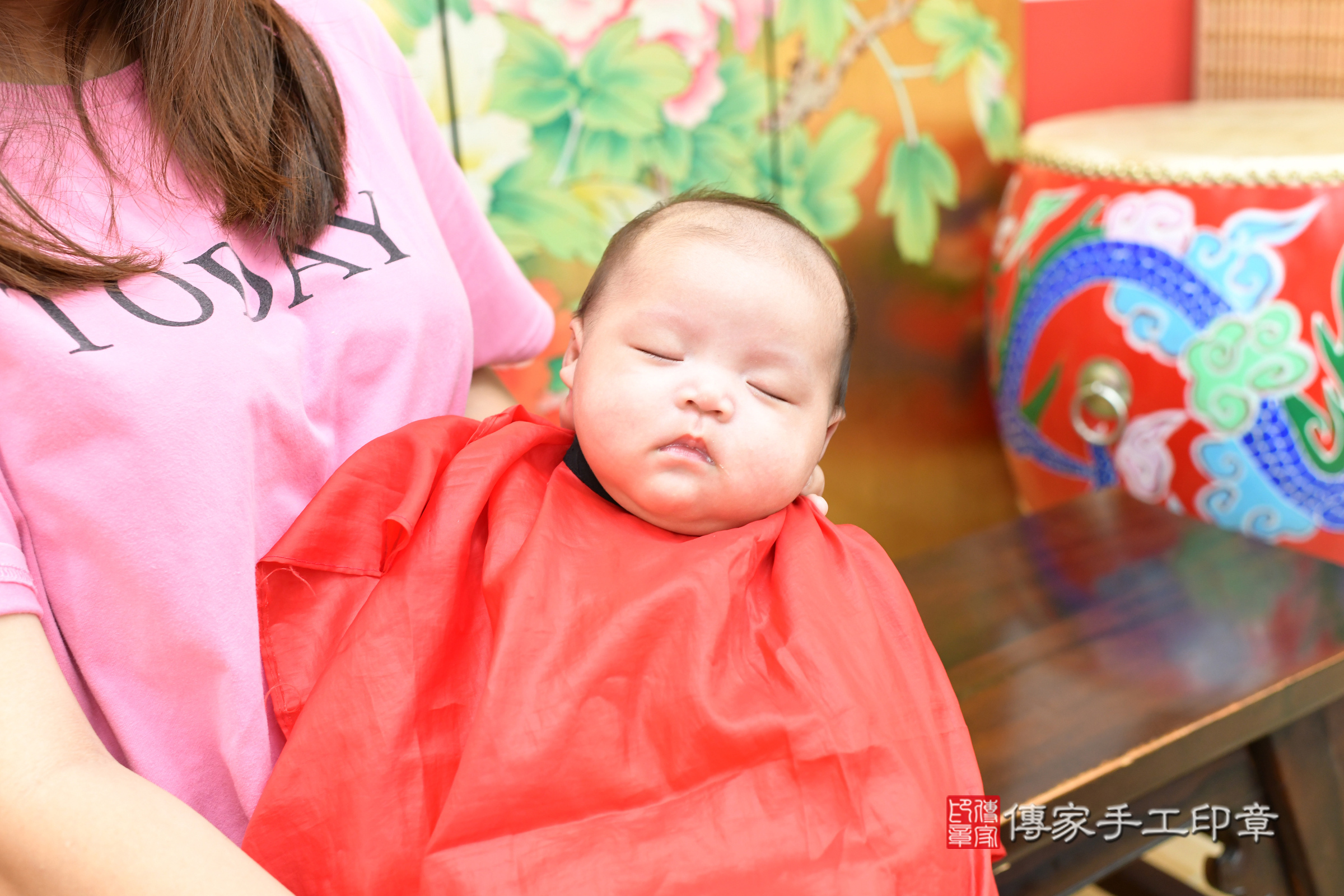 小允寶寶(台北市大同區嬰兒寶寶滿月剃頭理髮、嬰兒剃胎毛儀式吉祥話)。中國風會場，爸媽寶貝穿「日中韓」古裝禮服。專業拍照、證書。★購買「臍帶章、肚臍章、胎毛筆刷印章」贈送：剃頭、收涎、抓周，三選一。2025.7.19，照片19