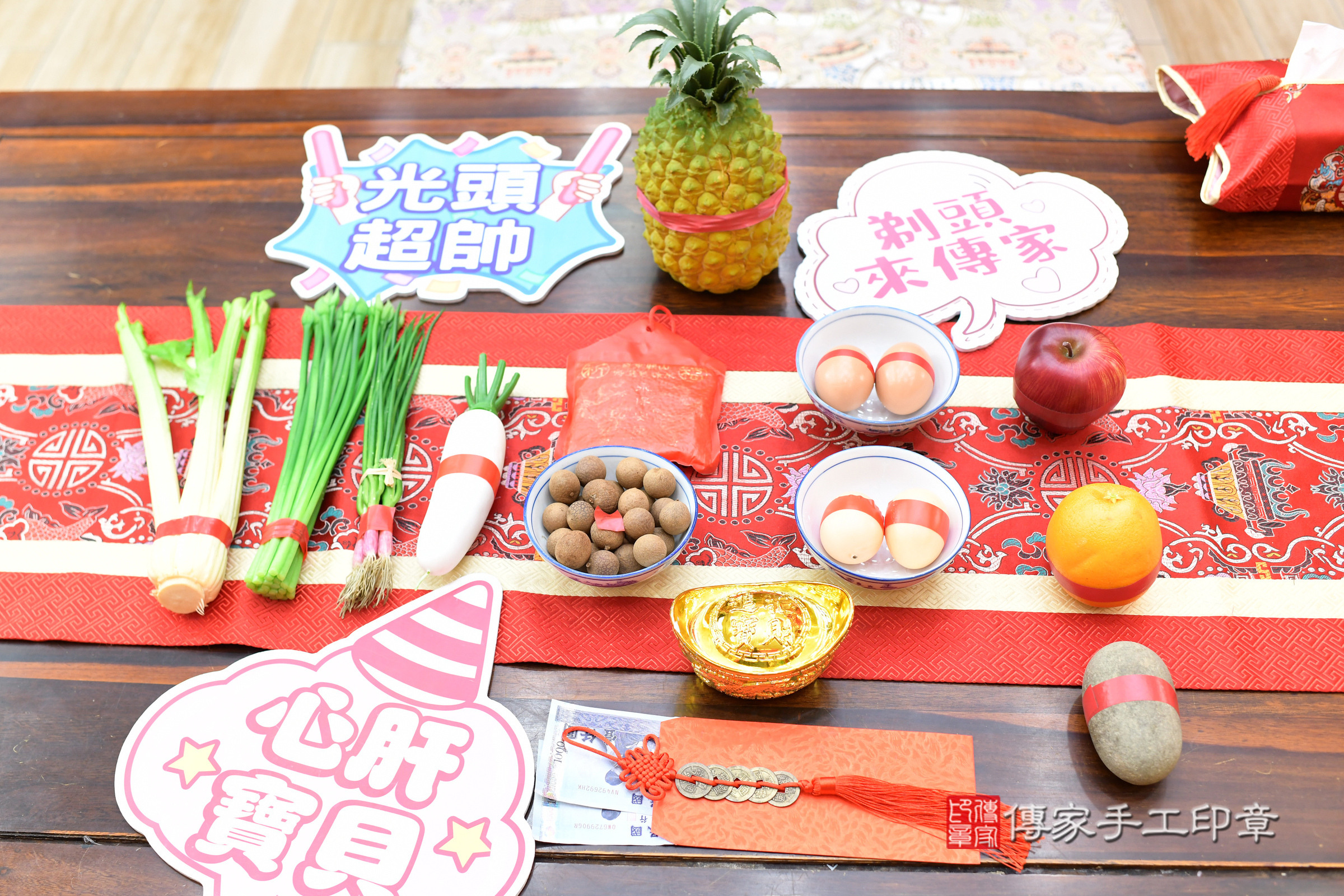 小允寶寶(台北市大同區嬰兒寶寶滿月剃頭理髮、嬰兒剃胎毛儀式吉祥話)。中國風會場，爸媽寶貝穿「日中韓」古裝禮服。專業拍照、證書。★購買「臍帶章、肚臍章、胎毛筆刷印章」贈送：剃頭、收涎、抓周，三選一。2025.7.19，照片6