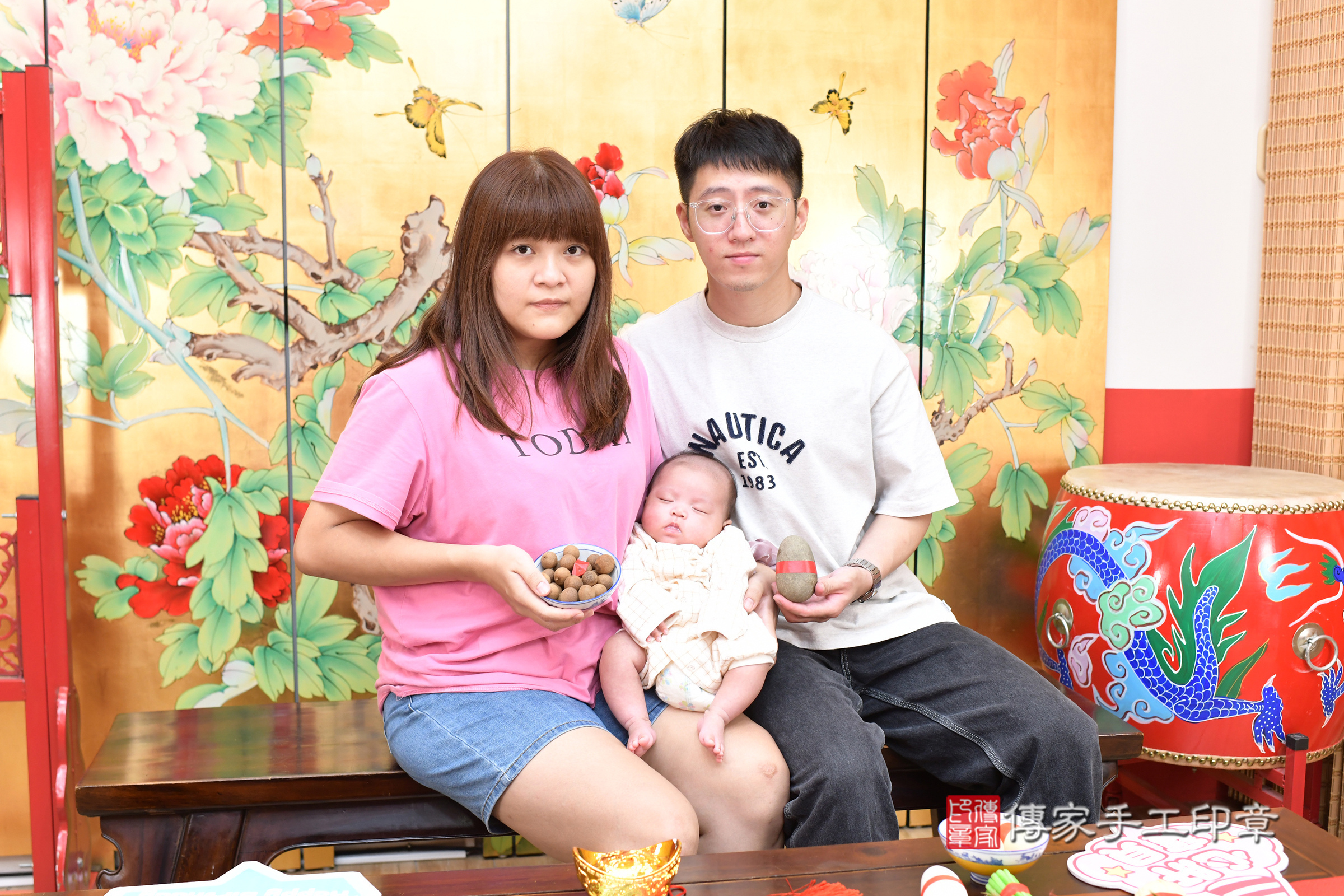 小允寶寶(台北市大同區嬰兒寶寶滿月剃頭理髮、嬰兒剃胎毛儀式吉祥話)。中國風會場，爸媽寶貝穿「日中韓」古裝禮服。專業拍照、證書。★購買「臍帶章、肚臍章、胎毛筆刷印章」贈送：剃頭、收涎、抓周，三選一。2025.7.19，照片9