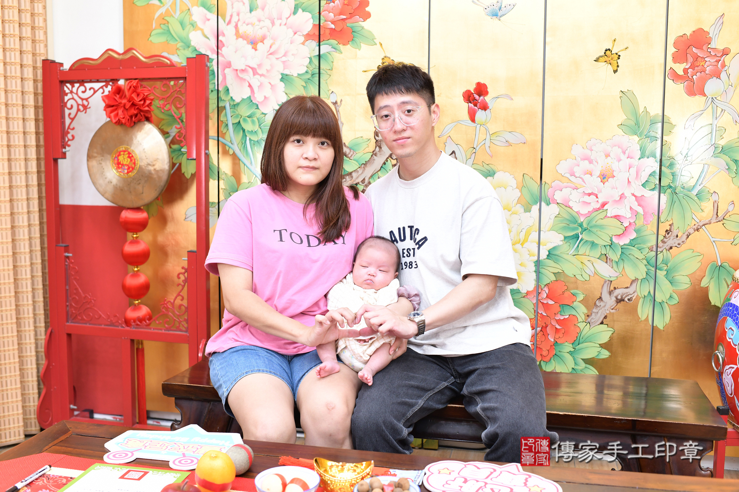 小允寶寶(台北市大同區嬰兒寶寶滿月剃頭理髮、嬰兒剃胎毛儀式吉祥話)。中國風會場，爸媽寶貝穿「日中韓」古裝禮服。專業拍照、證書。★購買「臍帶章、肚臍章、胎毛筆刷印章」贈送：剃頭、收涎、抓周，三選一。2025.7.19，照片3