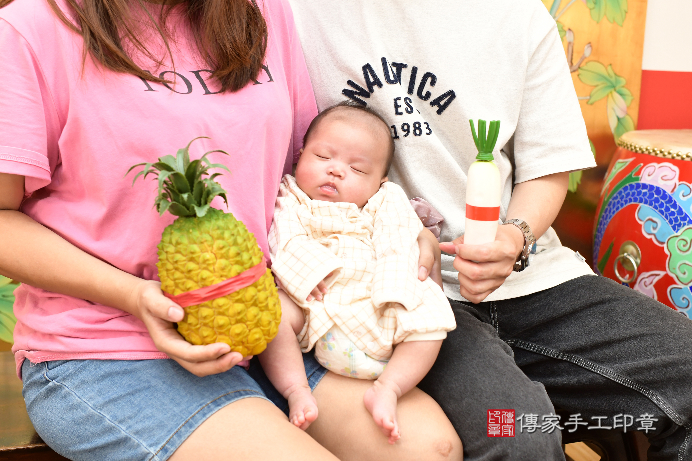 小允寶寶(台北市大同區嬰兒寶寶滿月剃頭理髮、嬰兒剃胎毛儀式吉祥話)。中國風會場，爸媽寶貝穿「日中韓」古裝禮服。專業拍照、證書。★購買「臍帶章、肚臍章、胎毛筆刷印章」贈送：剃頭、收涎、抓周，三選一。2025.7.19，照片13