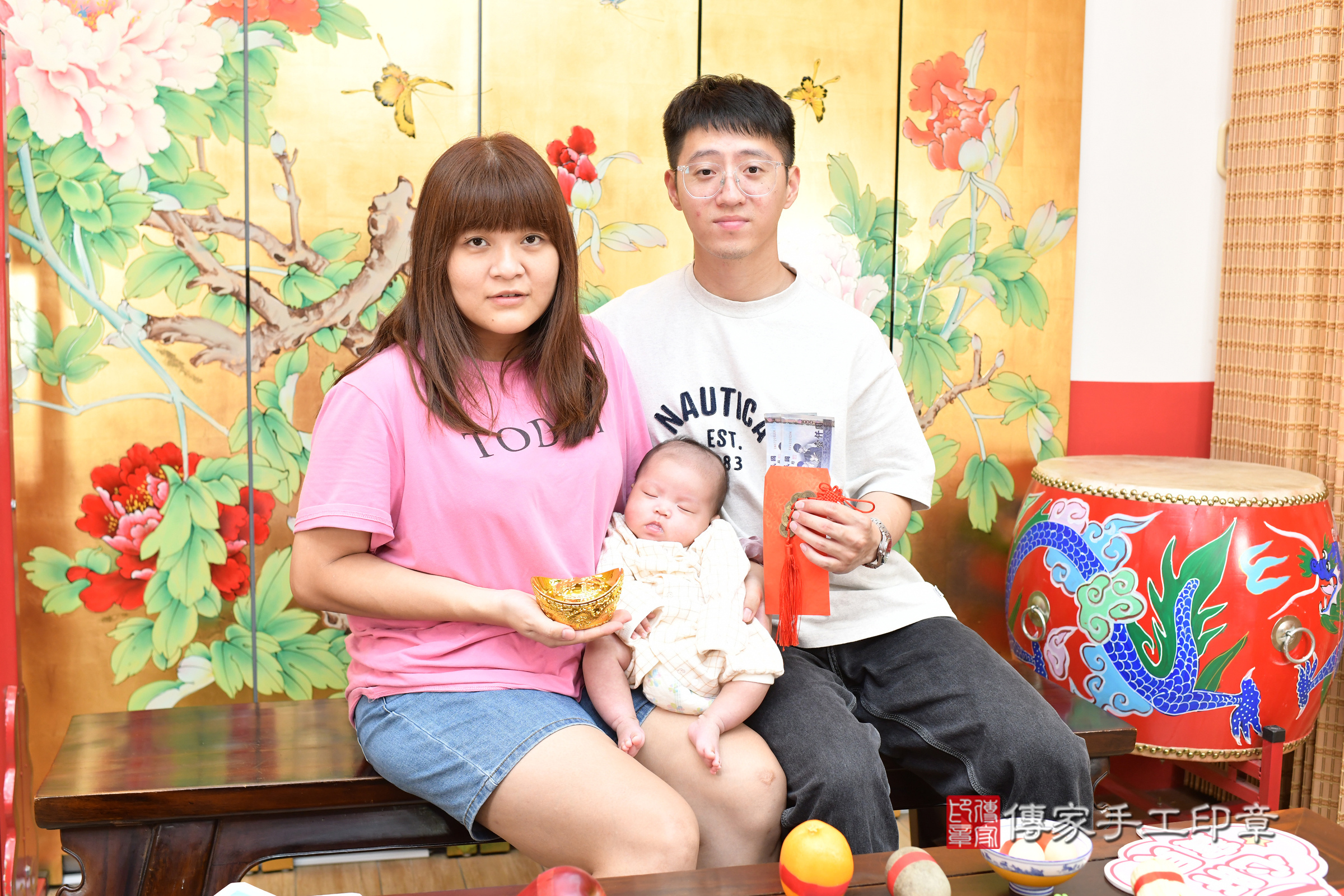 小允寶寶(台北市大同區嬰兒寶寶滿月剃頭理髮、嬰兒剃胎毛儀式吉祥話)。中國風會場，爸媽寶貝穿「日中韓」古裝禮服。專業拍照、證書。★購買「臍帶章、肚臍章、胎毛筆刷印章」贈送：剃頭、收涎、抓周，三選一。2025.7.19，照片16