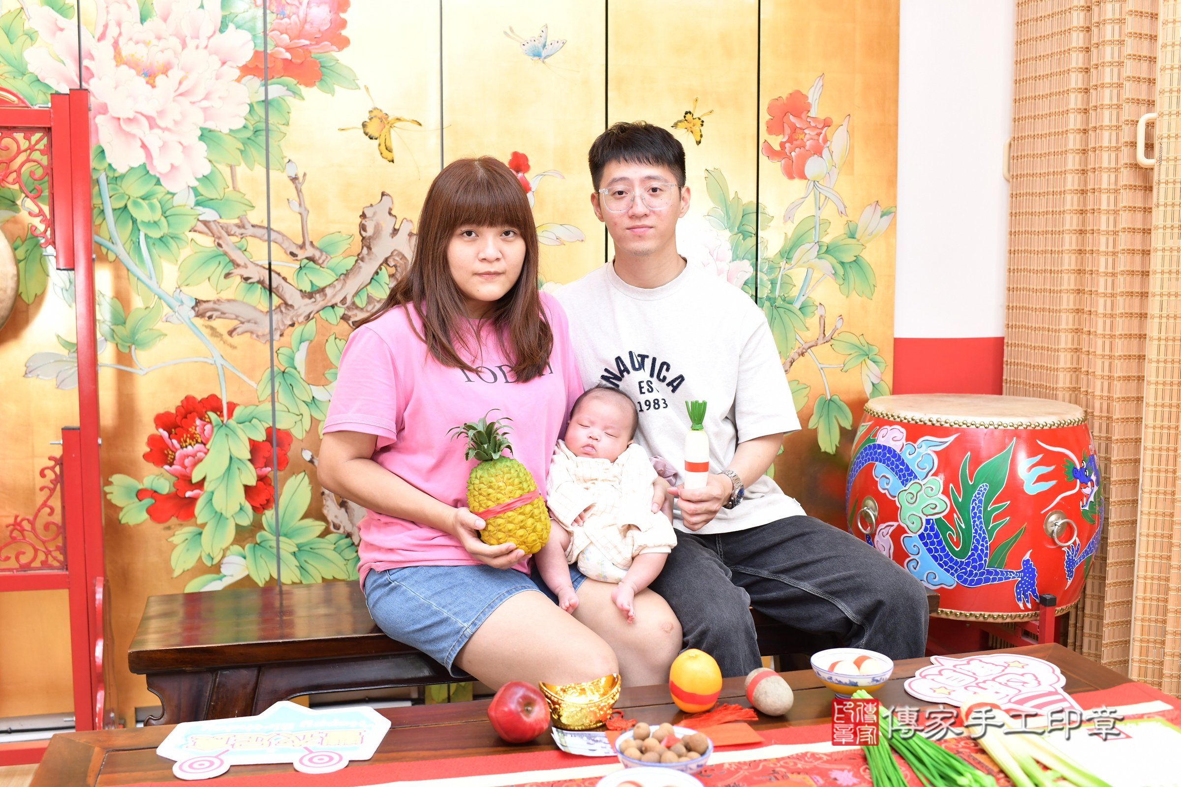 小允寶寶(台北市大同區嬰兒寶寶滿月剃頭理髮、嬰兒剃胎毛儀式吉祥話)。中國風會場，爸媽寶貝穿「日中韓」古裝禮服。專業拍照、證書。★購買「臍帶章、肚臍章、胎毛筆刷印章」贈送：剃頭、收涎、抓周，三選一。2025.7.19，照片12