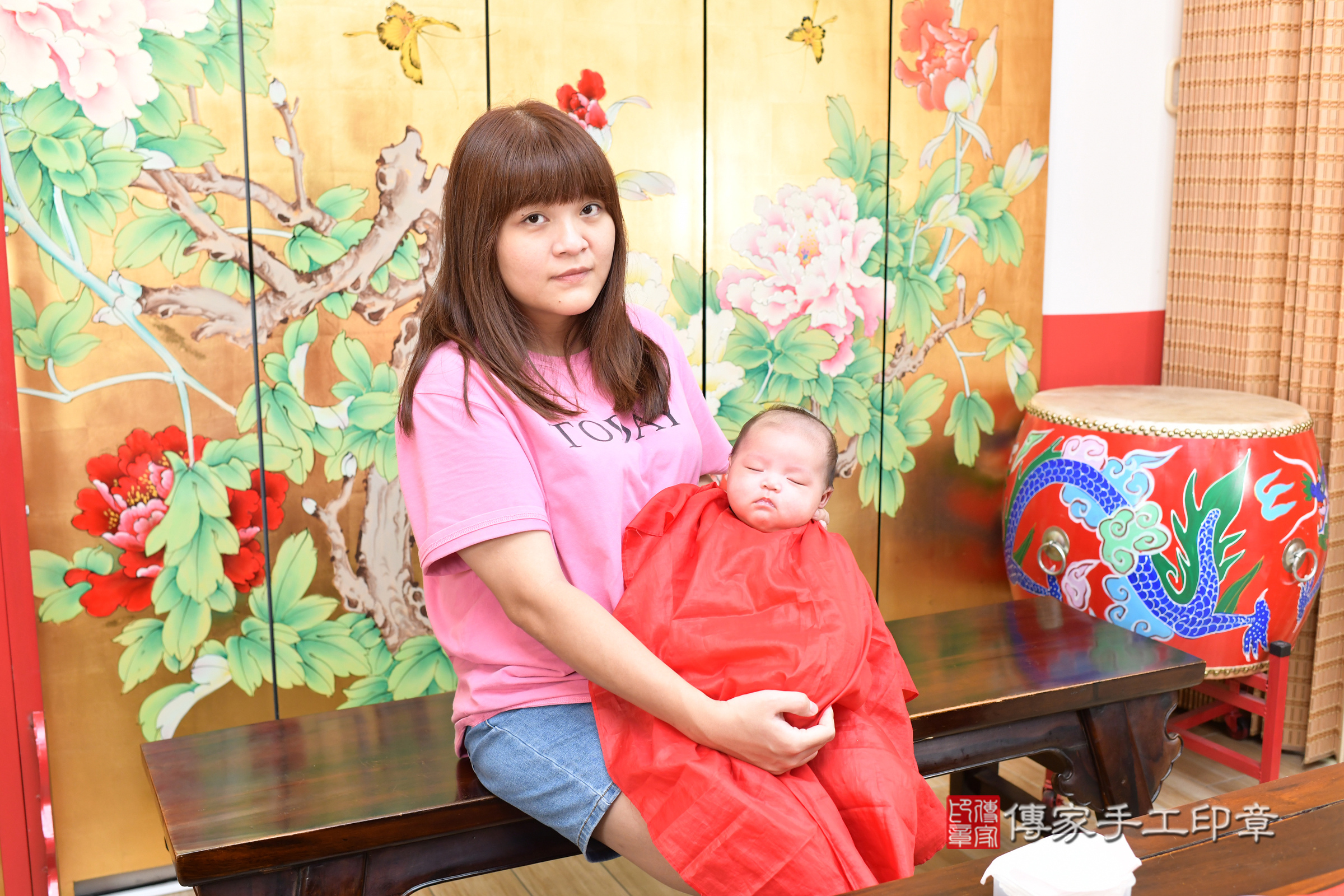 小允寶寶(台北市大同區嬰兒寶寶滿月剃頭理髮、嬰兒剃胎毛儀式吉祥話)。中國風會場，爸媽寶貝穿「日中韓」古裝禮服。專業拍照、證書。★購買「臍帶章、肚臍章、胎毛筆刷印章」贈送：剃頭、收涎、抓周，三選一。2025.7.19，照片18