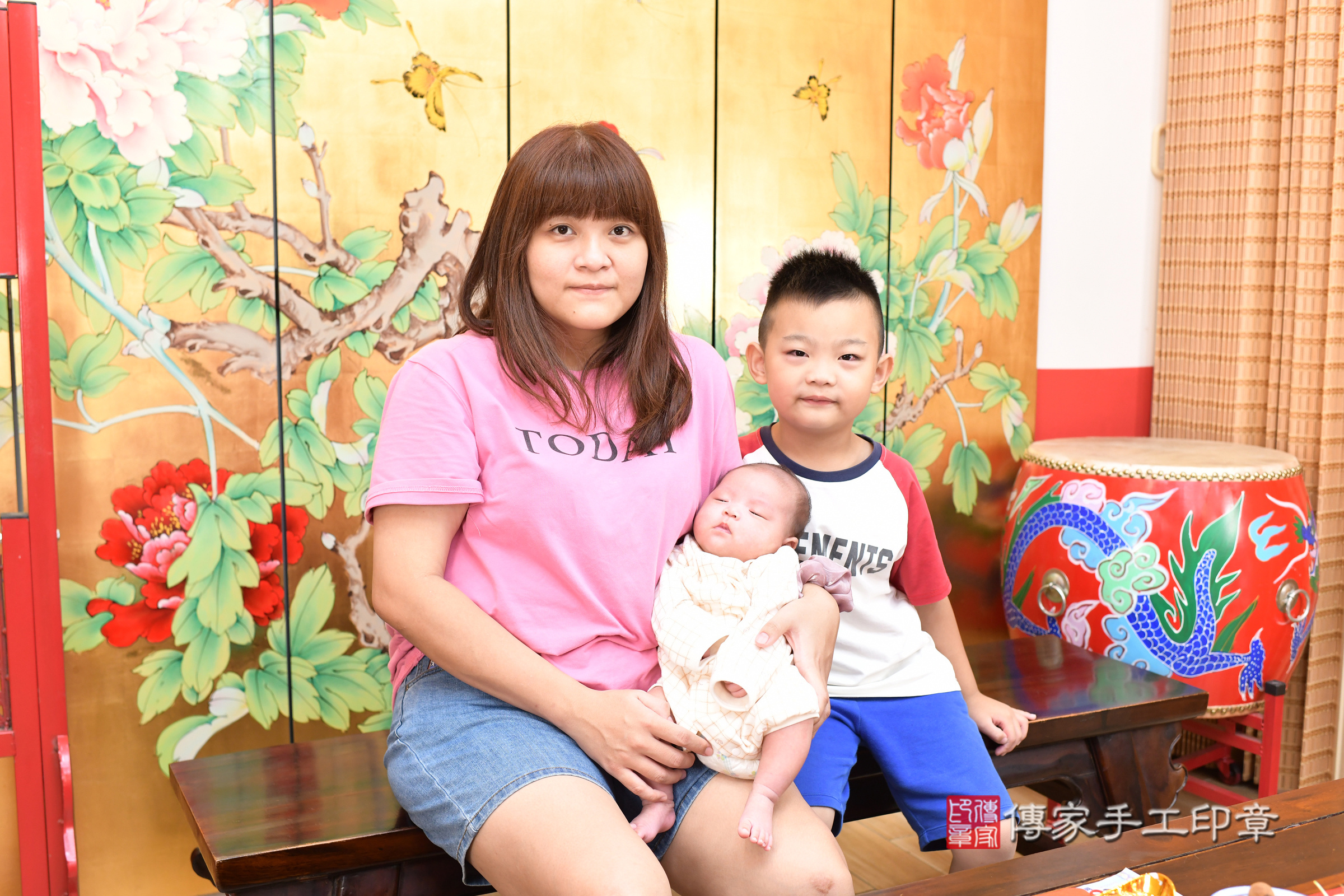 小允寶寶(台北市大同區嬰兒寶寶滿月剃頭理髮、嬰兒剃胎毛儀式吉祥話)。中國風會場，爸媽寶貝穿「日中韓」古裝禮服。專業拍照、證書。★購買「臍帶章、肚臍章、胎毛筆刷印章」贈送：剃頭、收涎、抓周，三選一。2025.7.19，照片4