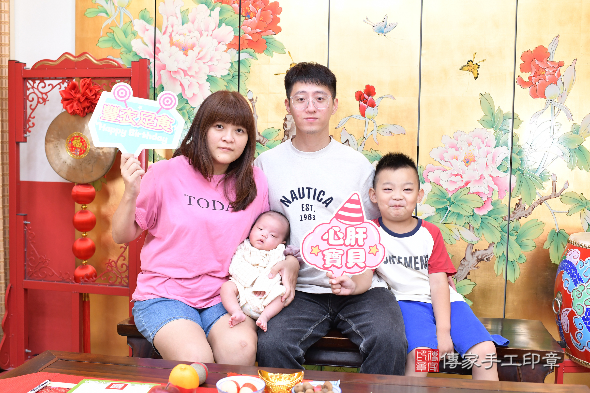 小允寶寶(台北市大同區嬰兒寶寶滿月剃頭理髮、嬰兒剃胎毛儀式吉祥話)。中國風會場，爸媽寶貝穿「日中韓」古裝禮服。專業拍照、證書。★購買「臍帶章、肚臍章、胎毛筆刷印章」贈送：剃頭、收涎、抓周，三選一。2025.7.19，照片1
