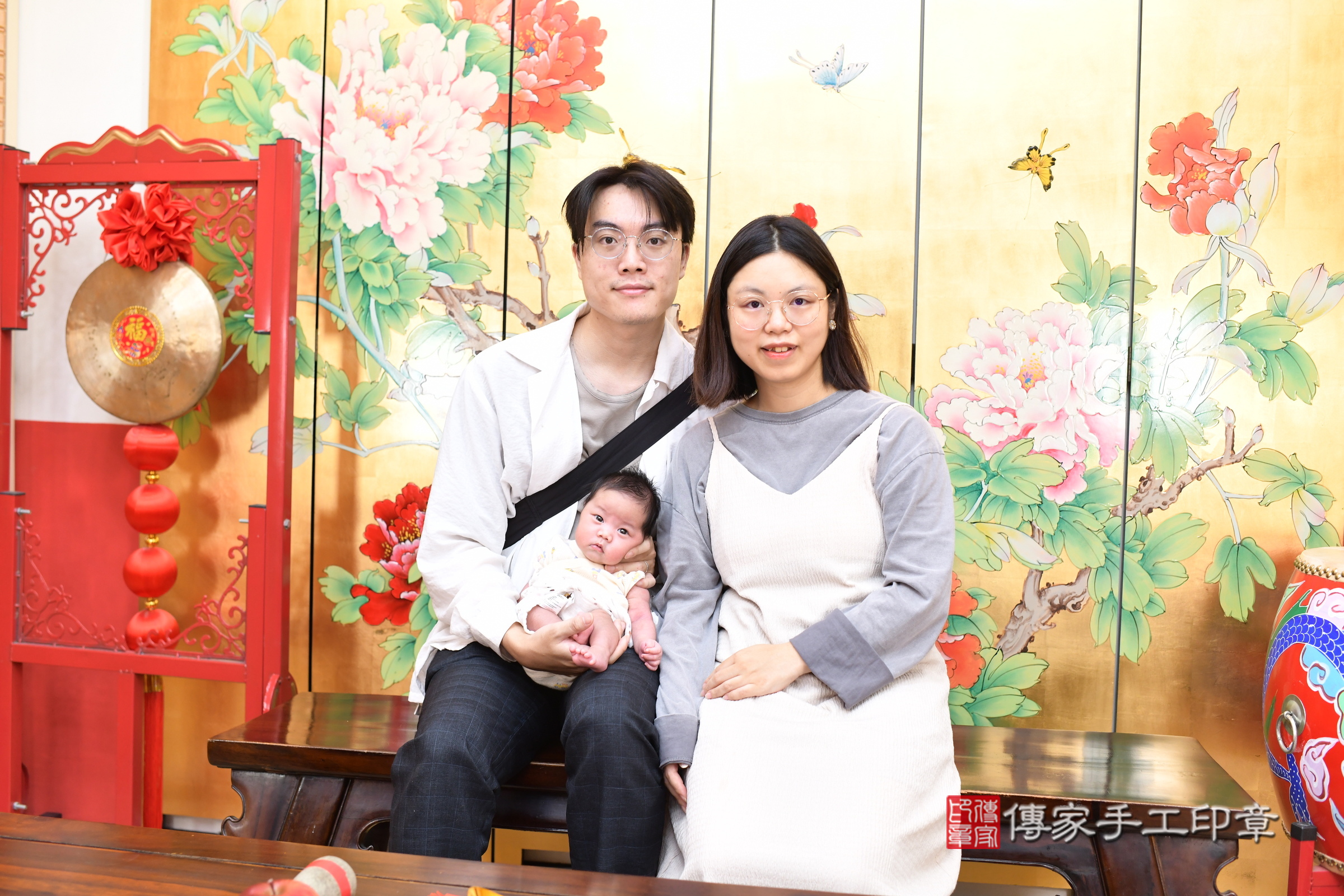 安安寶寶(台北市大同區嬰兒寶寶滿月剃頭理髮、嬰兒剃胎毛儀式吉祥話)。中國風會場，爸媽寶貝穿「日中韓」古裝禮服。專業拍照、證書。★購買「臍帶章、肚臍章、胎毛筆刷印章」贈送：剃頭、收涎、抓周，三選一。2025.7.23，照片1