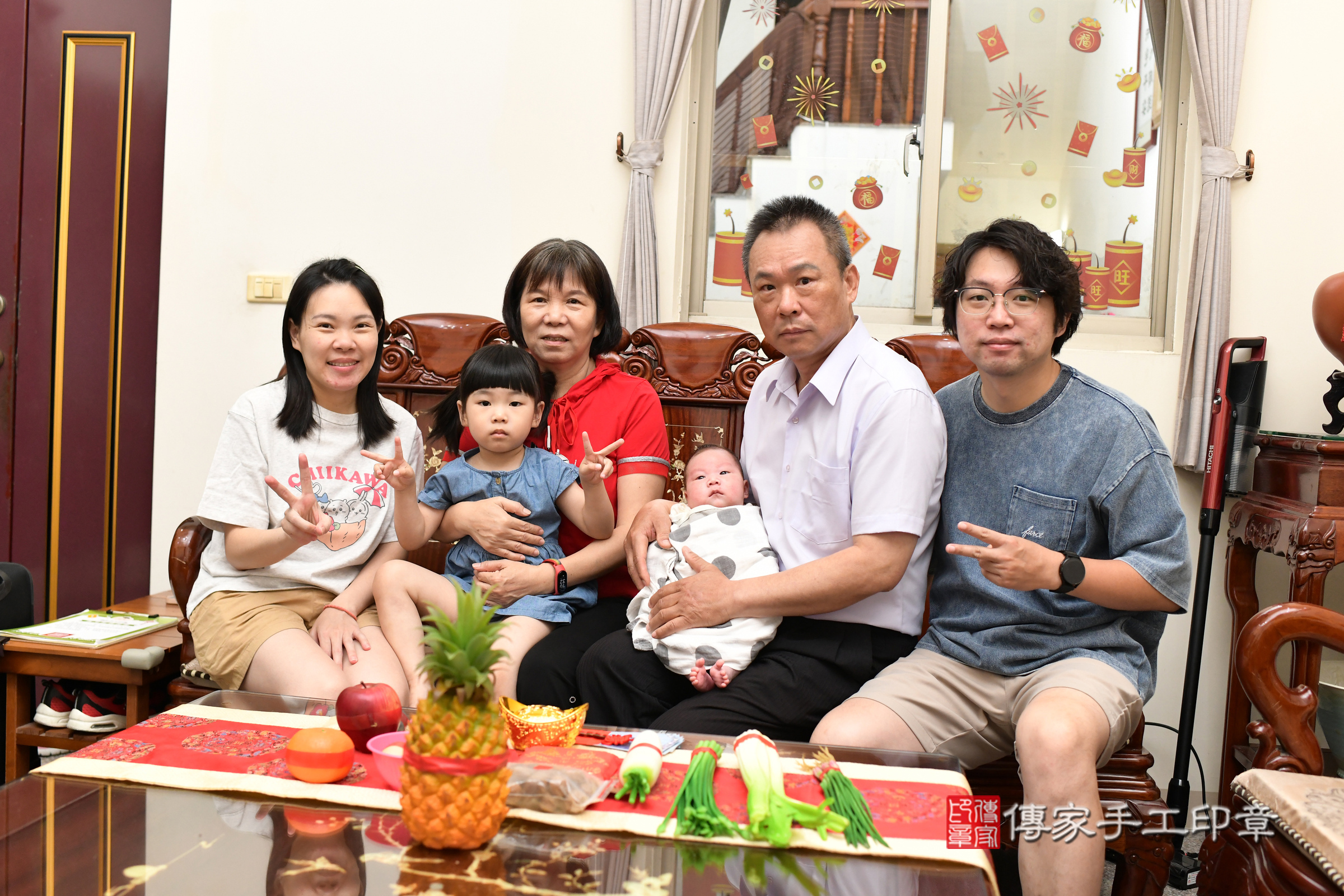 呈呈寶寶(新北市三重區嬰兒寶寶滿月剃頭理髮、嬰兒剃胎毛儀式吉祥話)。中國風會場，爸媽寶貝穿「日中韓」古裝禮服。專業拍照、證書。★購買「臍帶章、肚臍章、胎毛筆刷印章」贈送：剃頭、收涎、抓周，三選一。2025.7.26，照片2