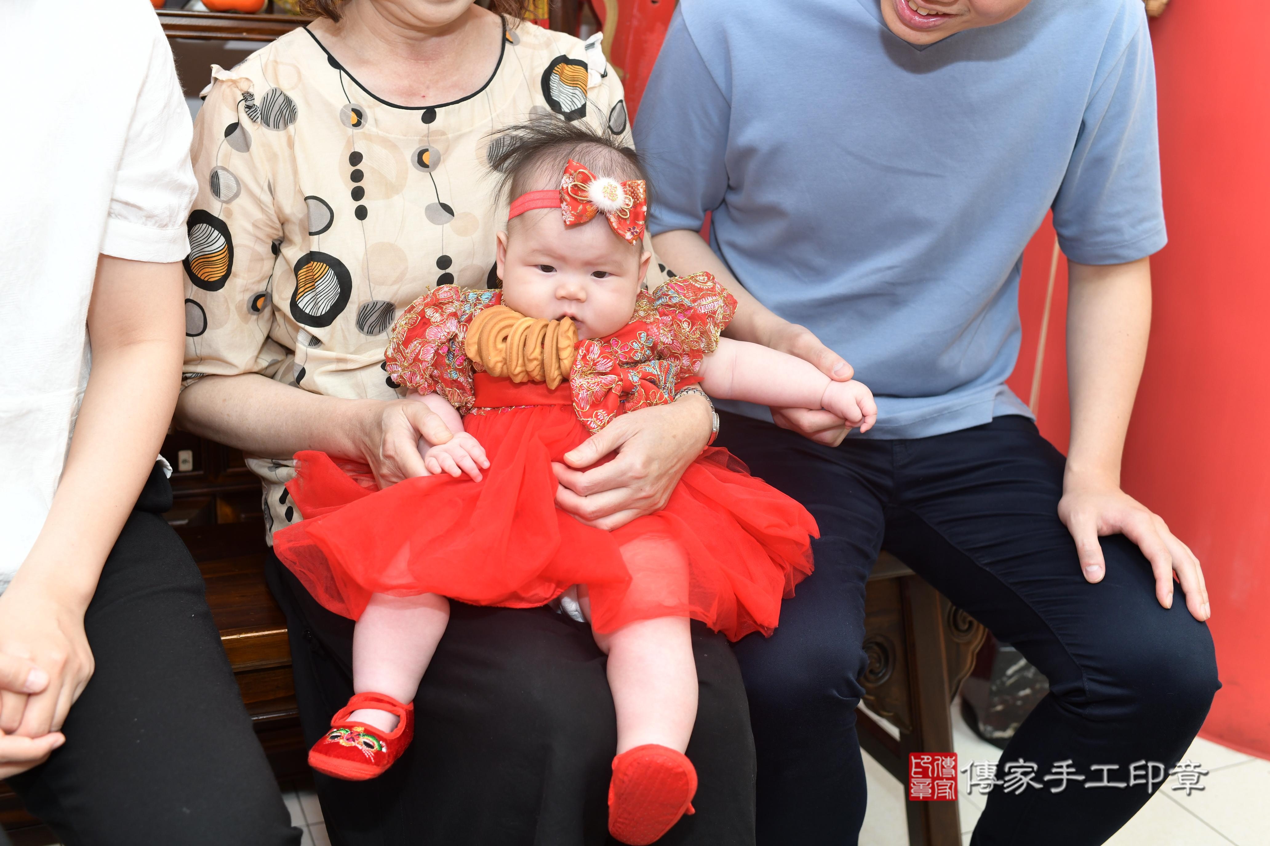 傳家手工印章高雄店、抓周、度脺、中國風會場、傳家嬰兒古禮、吉祥話、抓周道具物品24種、拍照。抓周證書。寶寶抓周、滿周歲、生日快樂、祝福 傳家手工印章高雄店、抓周、度脺、中國風會場、傳家嬰兒古禮、吉祥話、抓周道具物品24種、拍照。抓周證書。寶寶抓周、滿周歲、生日快樂、祝福