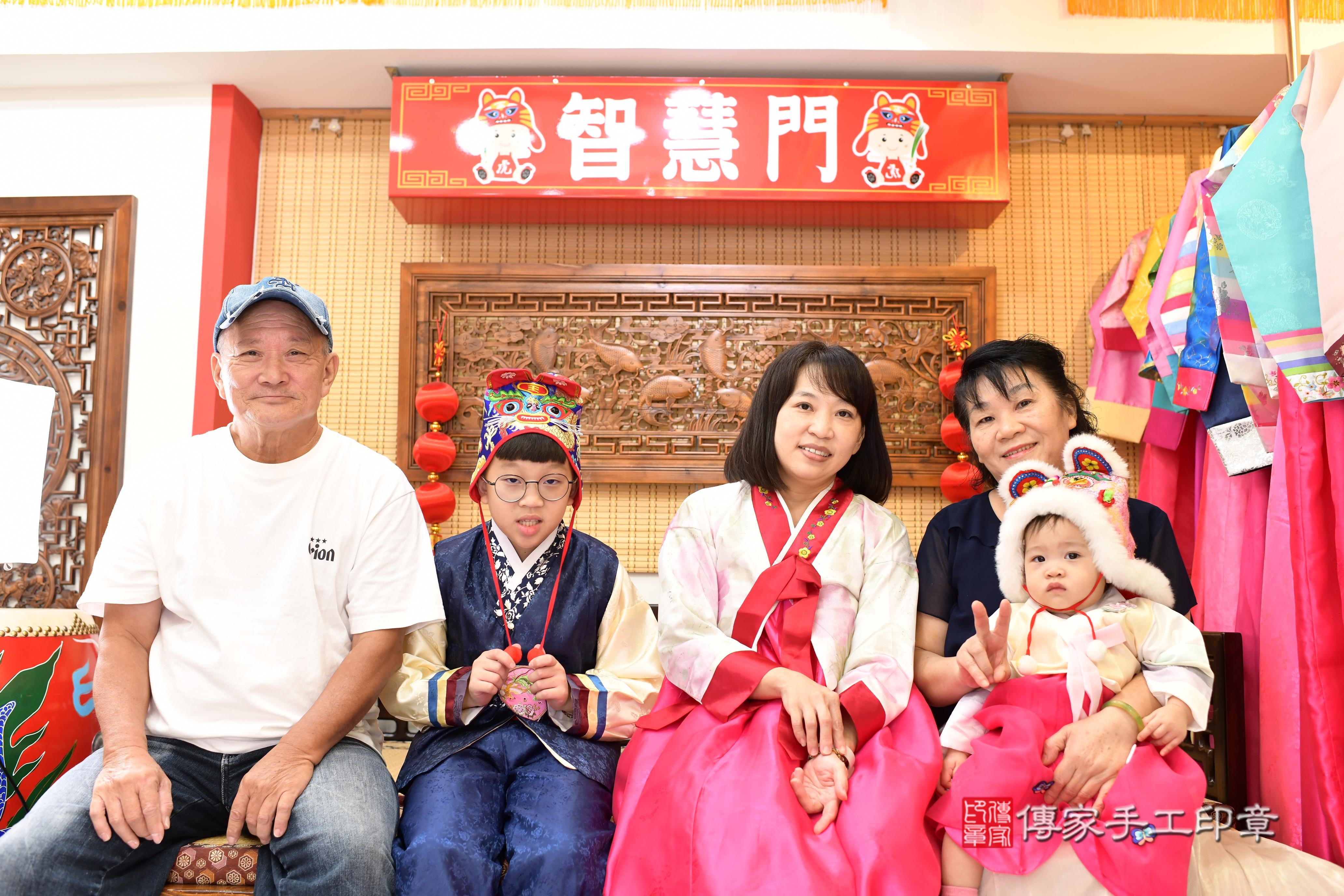 傳家手工印章台南店、抓周、度脺、中國風會場、傳家嬰兒古禮、吉祥話、抓周道具物品24種、拍照。抓周證書。寶寶抓周、滿周歲、生日快樂、祝福 傳家手工印章台南店、抓周、度脺、中國風會場、傳家嬰兒古禮、吉祥話、抓周道具物品24種、拍照。抓周證書。寶寶抓周、滿周歲、生日快樂、祝福