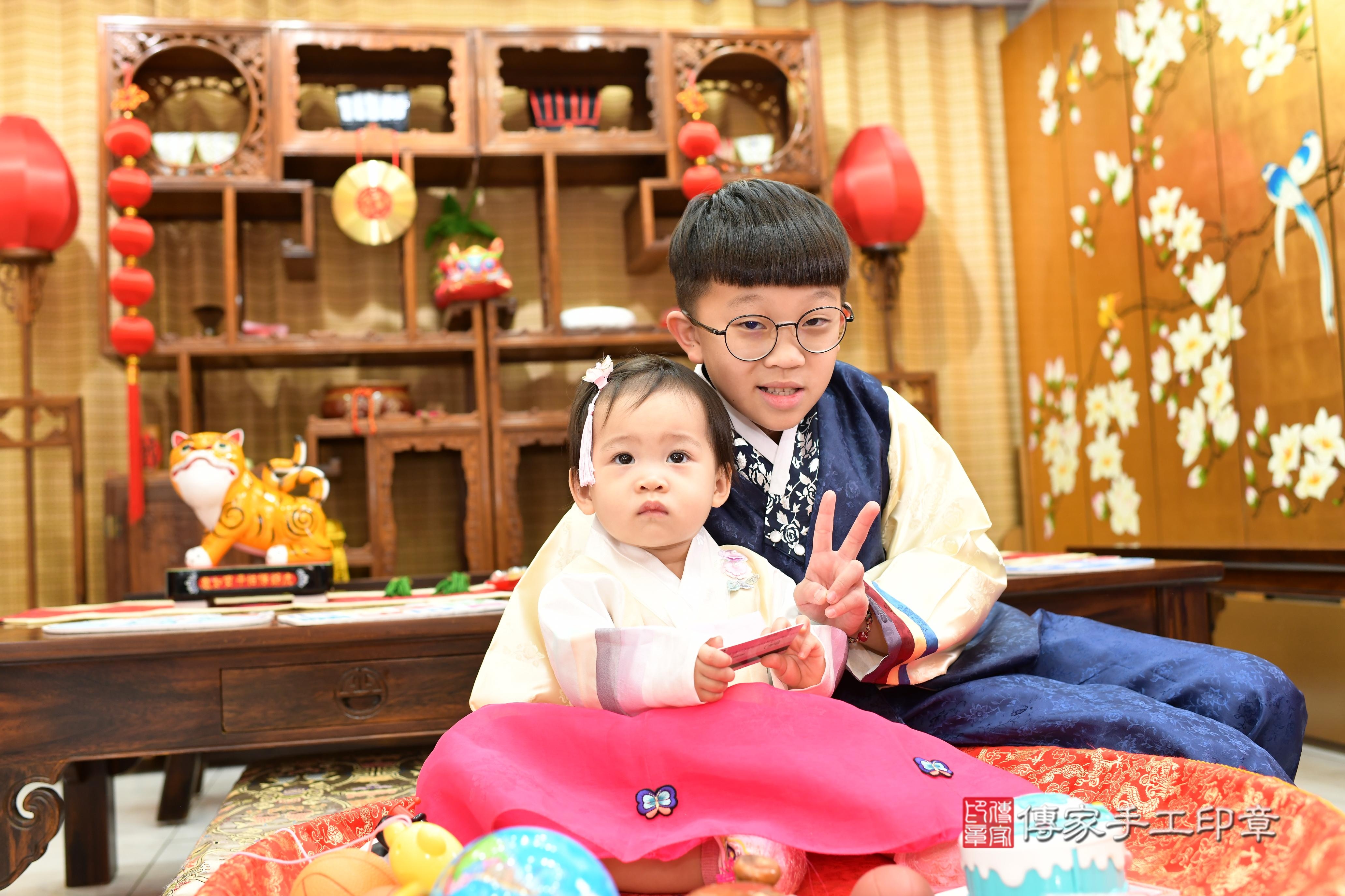 傳家手工印章台南店、抓周、度脺、中國風會場、傳家嬰兒古禮、吉祥話、抓周道具物品24種、拍照。抓周證書。寶寶抓周、滿周歲、生日快樂、祝福 傳家手工印章台南店、抓周、度脺、中國風會場、傳家嬰兒古禮、吉祥話、抓周道具物品24種、拍照。抓周證書。寶寶抓周、滿周歲、生日快樂、祝福