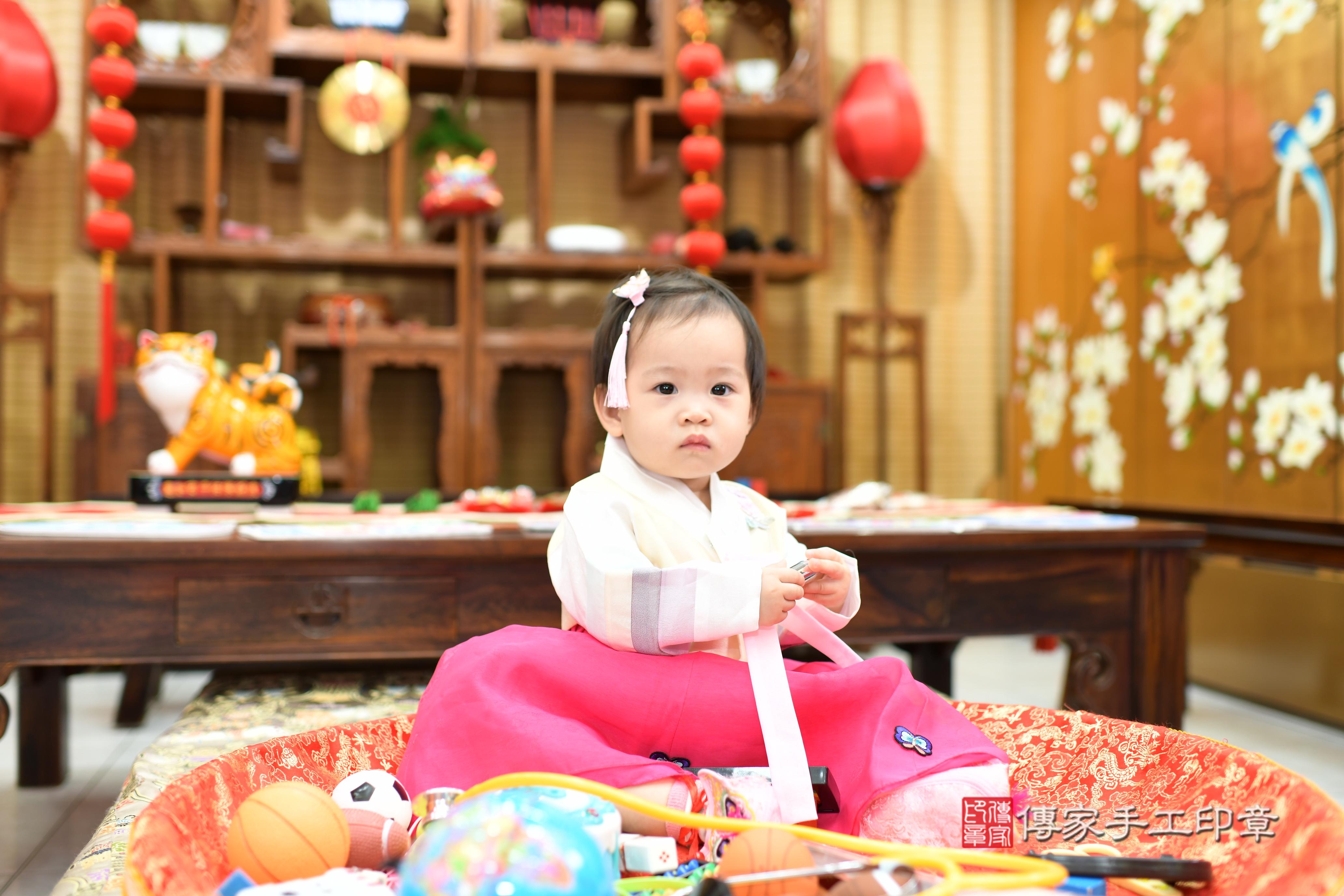 傳家手工印章台南店、抓周、度脺、中國風會場、傳家嬰兒古禮、吉祥話、抓周道具物品24種、拍照。抓周證書。寶寶抓周、滿周歲、生日快樂、祝福 傳家手工印章台南店、抓周、度脺、中國風會場、傳家嬰兒古禮、吉祥話、抓周道具物品24種、拍照。抓周證書。寶寶抓周、滿周歲、生日快樂、祝福