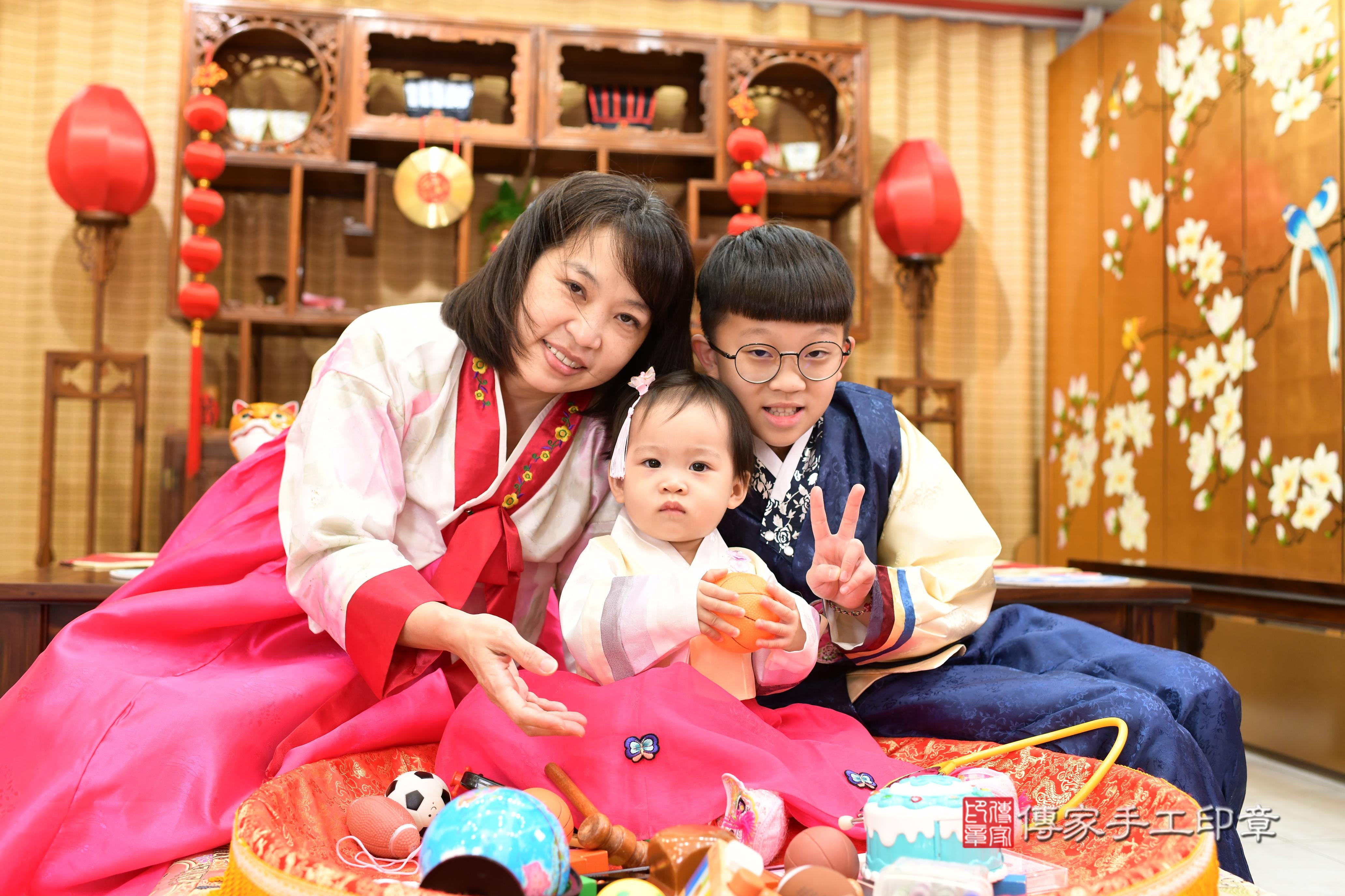 傳家手工印章台南店、抓周、度脺、中國風會場、傳家嬰兒古禮、吉祥話、抓周道具物品24種、拍照。抓周證書。寶寶抓周、滿周歲、生日快樂、祝福 傳家手工印章台南店、抓周、度脺、中國風會場、傳家嬰兒古禮、吉祥話、抓周道具物品24種、拍照。抓周證書。寶寶抓周、滿周歲、生日快樂、祝福