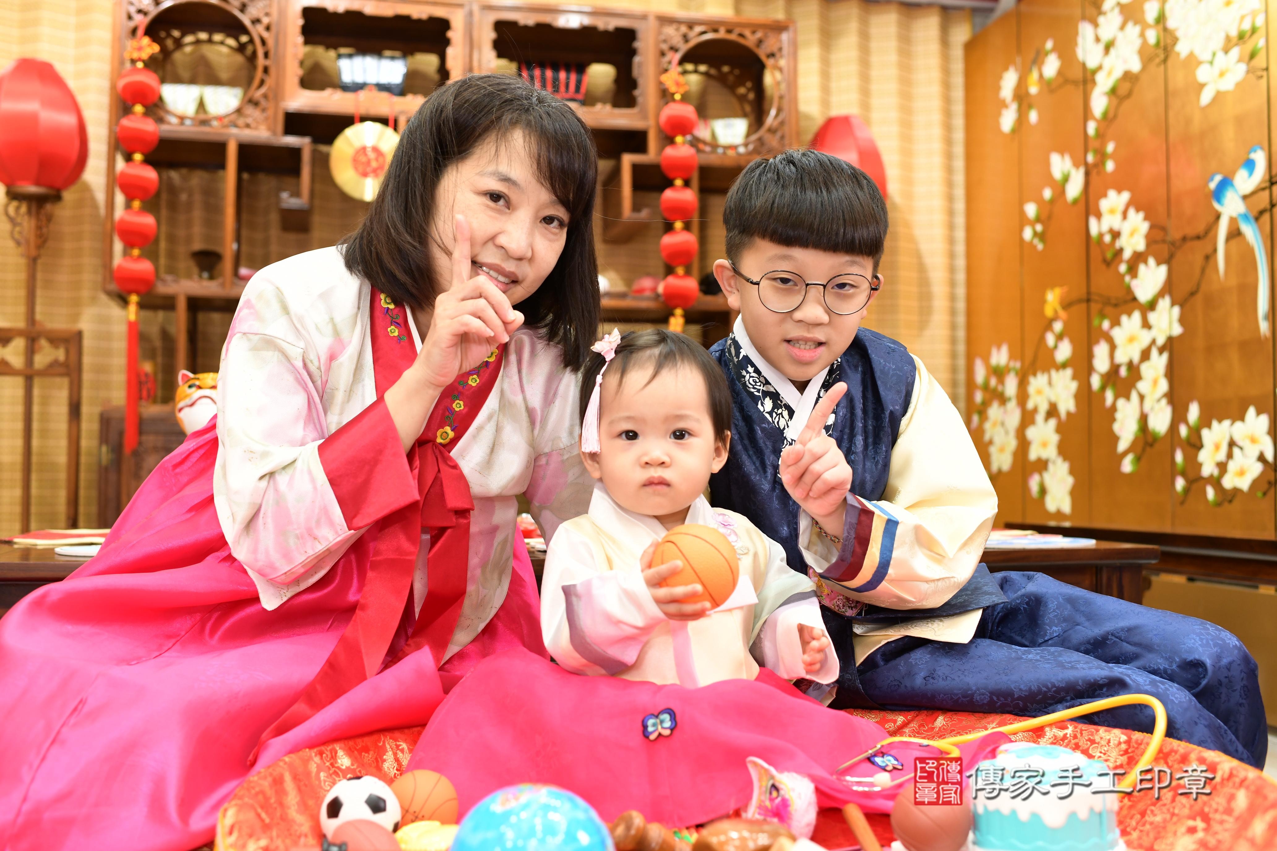 傳家手工印章台南店、抓周、度脺、中國風會場、傳家嬰兒古禮、吉祥話、抓周道具物品24種、拍照。抓周證書。寶寶抓周、滿周歲、生日快樂、祝福 傳家手工印章台南店、抓周、度脺、中國風會場、傳家嬰兒古禮、吉祥話、抓周道具物品24種、拍照。抓周證書。寶寶抓周、滿周歲、生日快樂、祝福