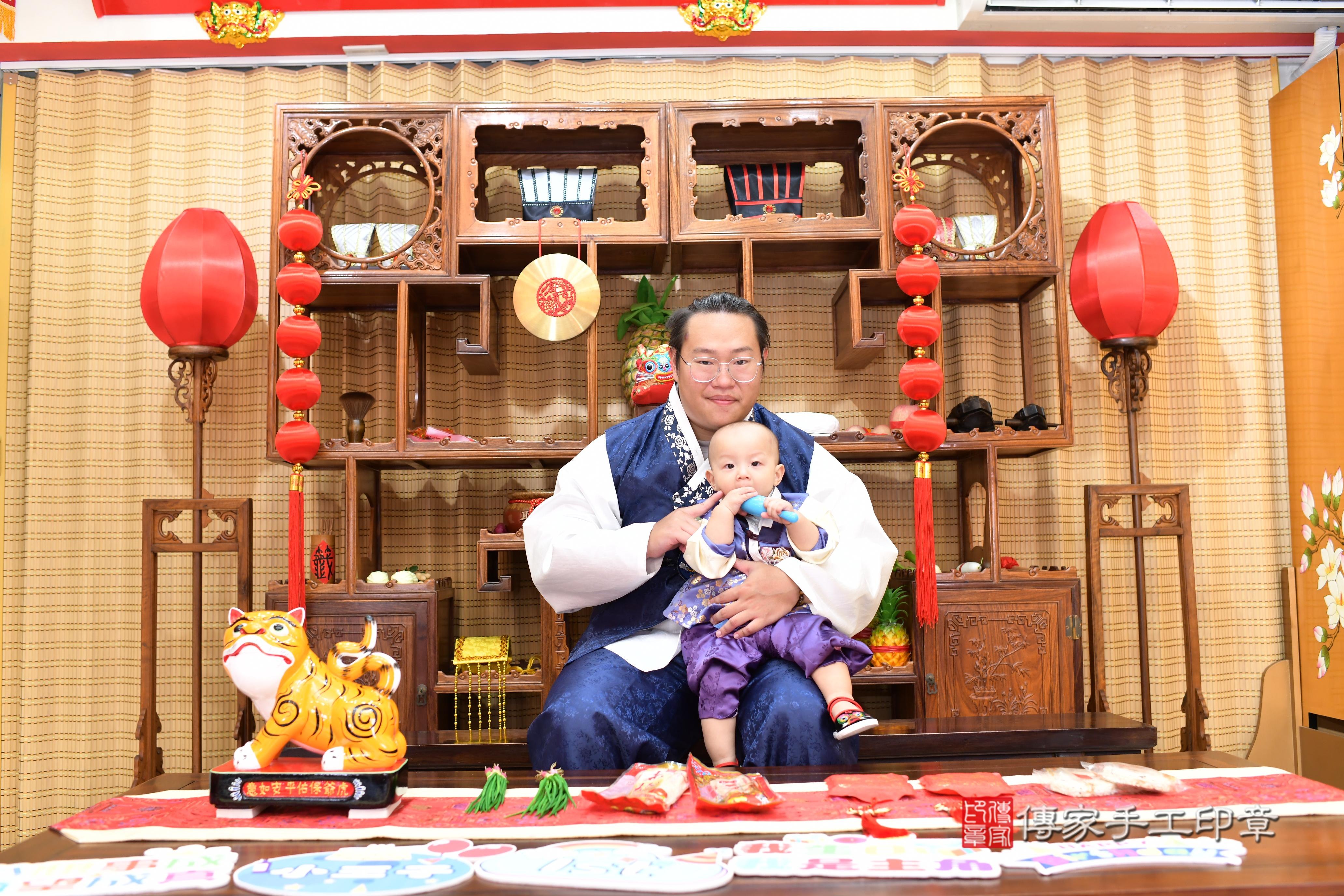 傳家手工印章台南店、抓周、度脺、中國風會場、傳家嬰兒古禮、吉祥話、抓周道具物品24種、拍照。抓周證書。寶寶抓周、滿周歲、生日快樂、祝福