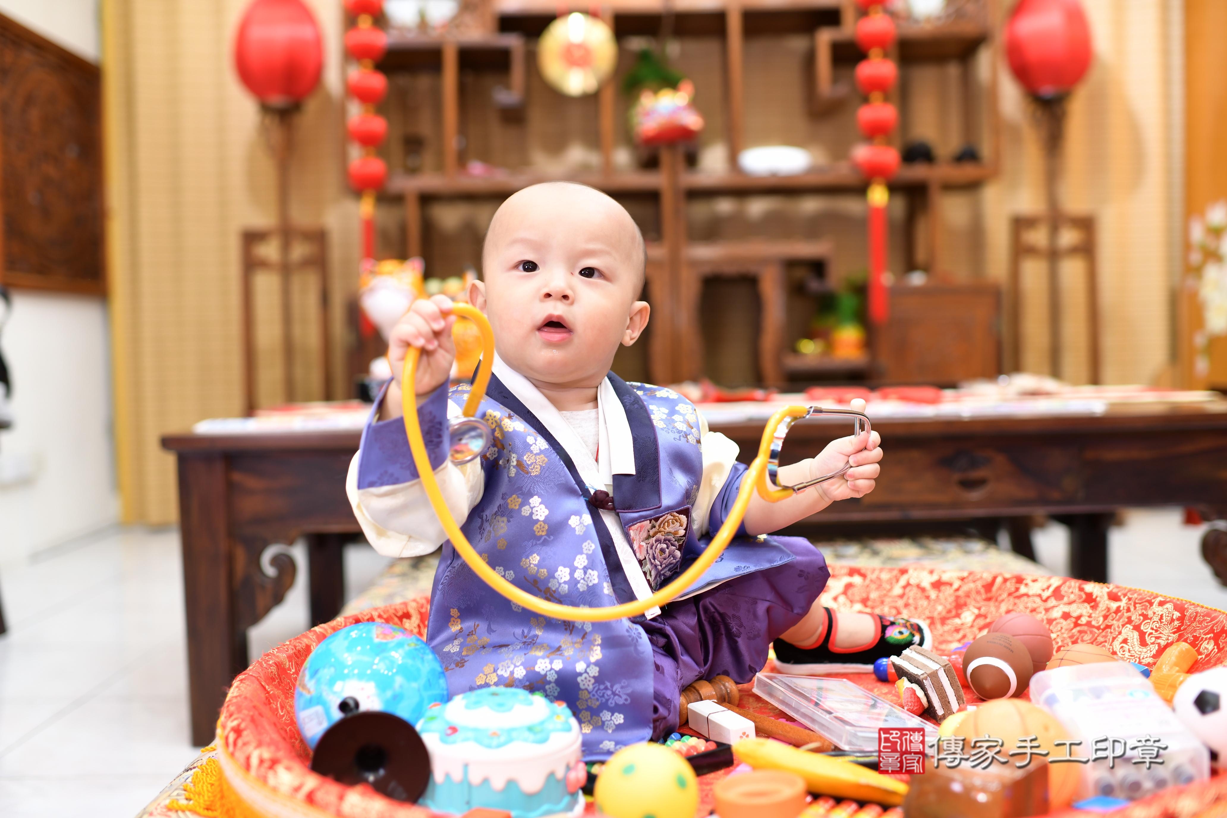 傳家手工印章台南店、抓周、度脺、中國風會場、傳家嬰兒古禮、吉祥話、抓周道具物品24種、拍照。抓周證書。寶寶抓周、滿周歲、生日快樂、祝福 傳家手工印章台南店、抓周、度脺、中國風會場、傳家嬰兒古禮、吉祥話、抓周道具物品24種、拍照。抓周證書。寶寶抓周、滿周歲、生日快樂、祝福