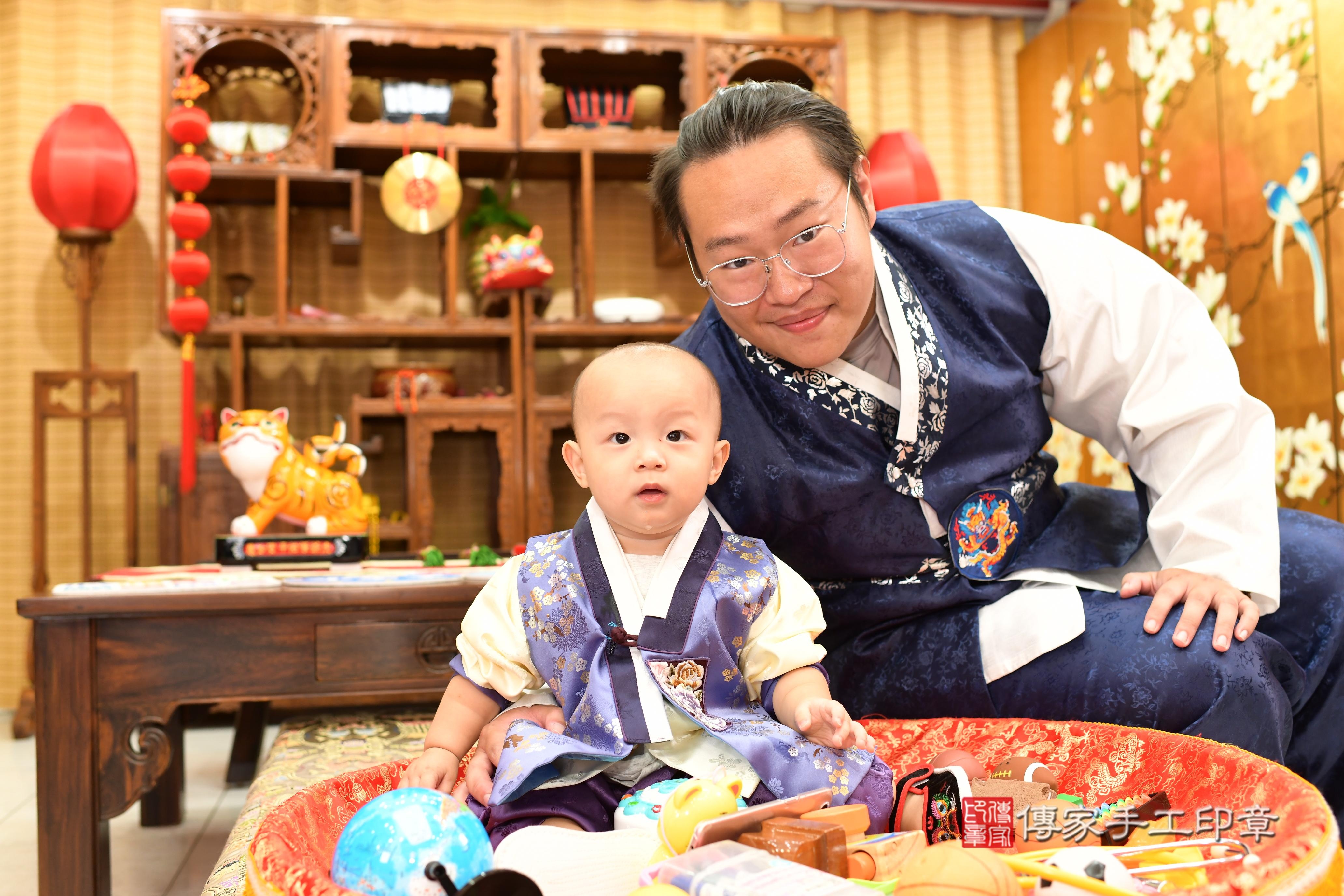 傳家手工印章台南店、抓周、度脺、中國風會場、傳家嬰兒古禮、吉祥話、抓周道具物品24種、拍照。抓周證書。寶寶抓周、滿周歲、生日快樂、祝福 傳家手工印章台南店、抓周、度脺、中國風會場、傳家嬰兒古禮、吉祥話、抓周道具物品24種、拍照。抓周證書。寶寶抓周、滿周歲、生日快樂、祝福