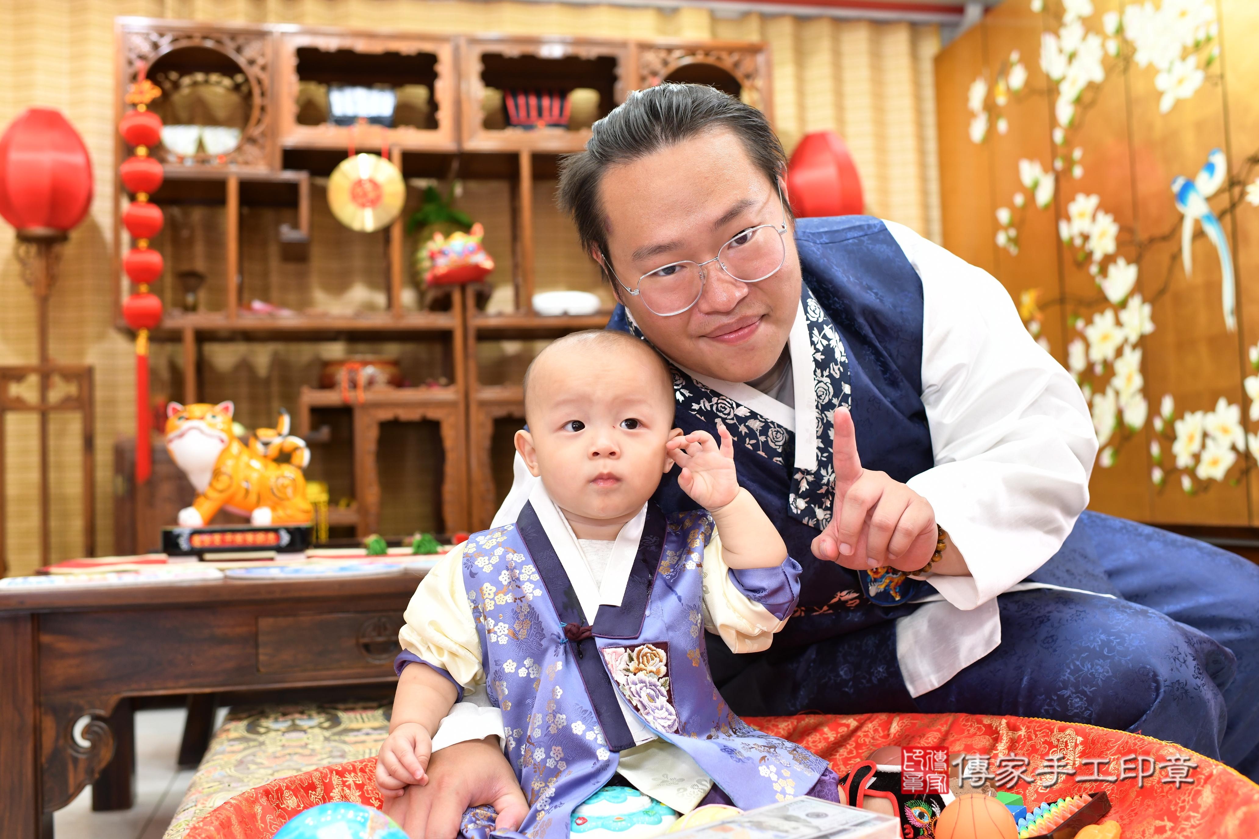 傳家手工印章台南店、抓周、度脺、中國風會場、傳家嬰兒古禮、吉祥話、抓周道具物品24種、拍照。抓周證書。寶寶抓周、滿周歲、生日快樂、祝福 傳家手工印章台南店、抓周、度脺、中國風會場、傳家嬰兒古禮、吉祥話、抓周道具物品24種、拍照。抓周證書。寶寶抓周、滿周歲、生日快樂、祝福