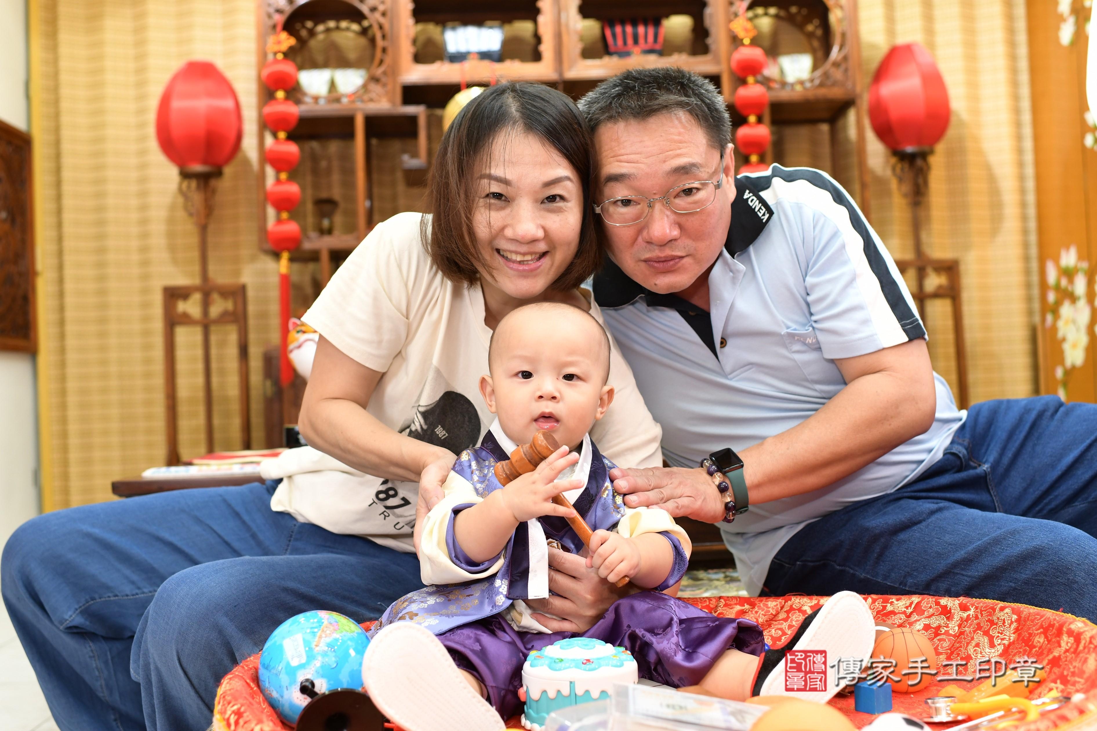 傳家手工印章台南店、抓周、度脺、中國風會場、傳家嬰兒古禮、吉祥話、抓周道具物品24種、拍照。抓周證書。寶寶抓周、滿周歲、生日快樂、祝福 傳家手工印章台南店、抓周、度脺、中國風會場、傳家嬰兒古禮、吉祥話、抓周道具物品24種、拍照。抓周證書。寶寶抓周、滿周歲、生日快樂、祝福