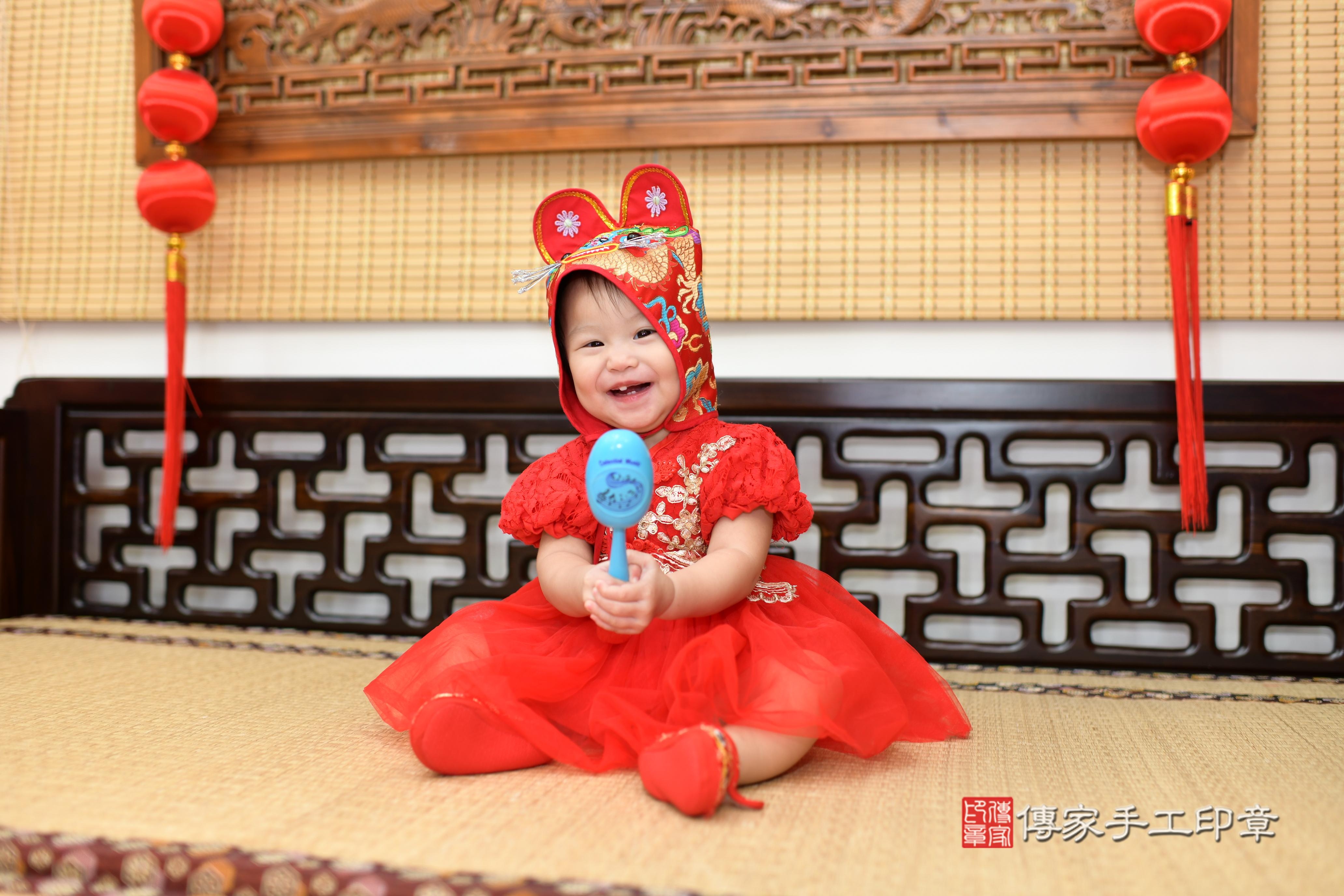 傳家手工印章台南店、抓周、度脺、中國風會場、傳家嬰兒古禮、吉祥話、抓周道具物品24種、拍照。抓周證書。寶寶抓周、滿周歲、生日快樂、祝福 傳家手工印章台南店、抓周、度脺、中國風會場、傳家嬰兒古禮、吉祥話、抓周道具物品24種、拍照。抓周證書。寶寶抓周、滿周歲、生日快樂、祝福