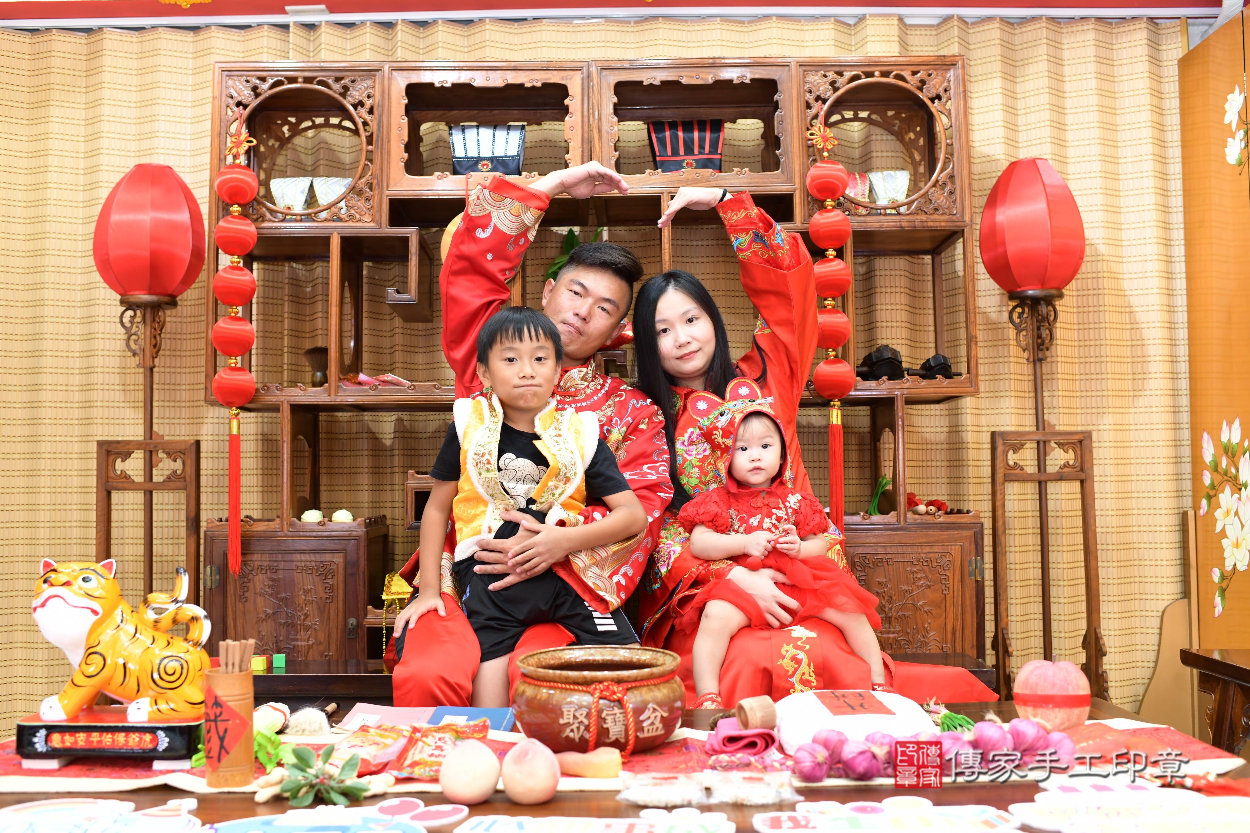 傳家手工印章台南店、抓周、度脺、中國風會場、傳家嬰兒古禮、吉祥話、抓周道具物品24種、拍照。抓周證書。寶寶抓周、滿周歲、生日快樂、祝福 傳家手工印章台南店、抓周、度脺、中國風會場、傳家嬰兒古禮、吉祥話、抓周道具物品24種、拍照。抓周證書。寶寶抓周、滿周歲、生日快樂、祝福