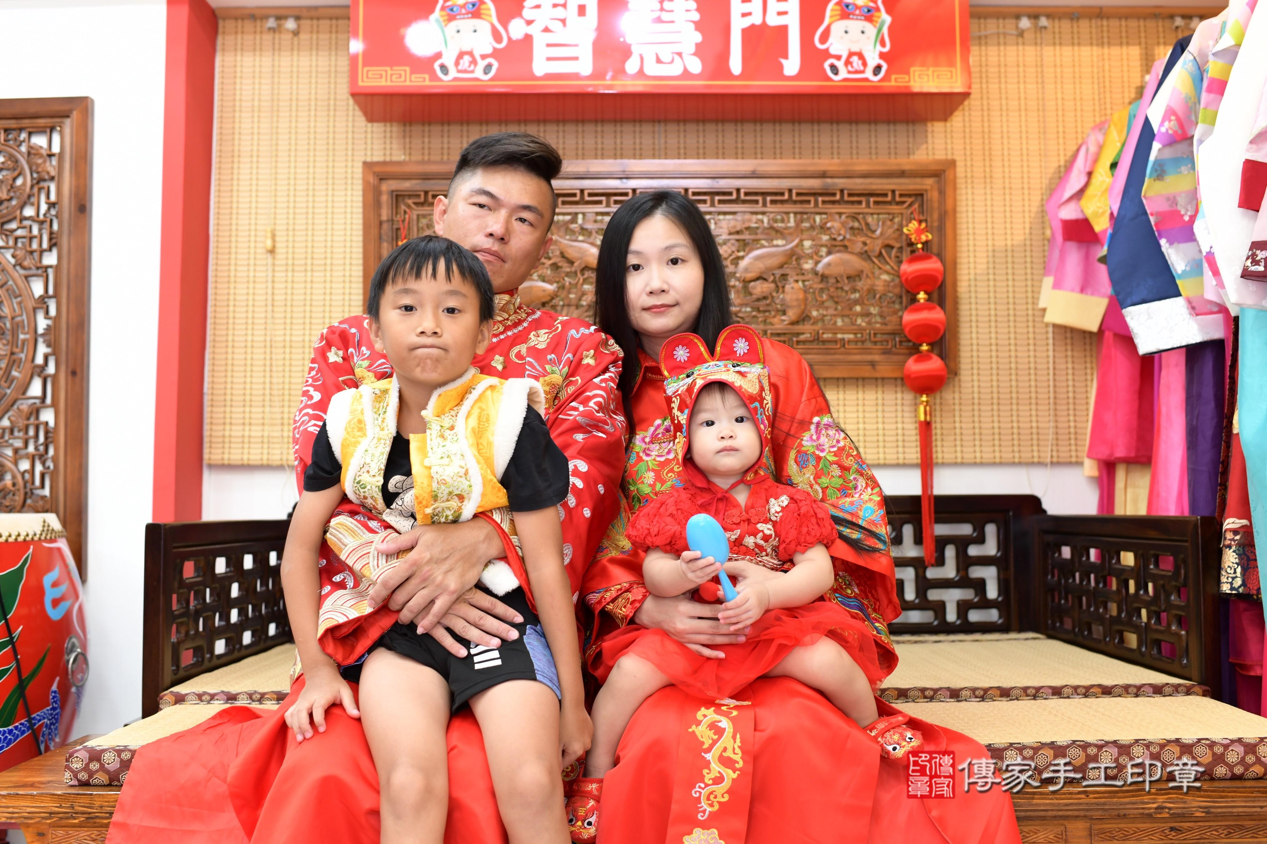 傳家手工印章台南店、抓周、度脺、中國風會場、傳家嬰兒古禮、吉祥話、抓周道具物品24種、拍照。抓周證書。寶寶抓周、滿周歲、生日快樂、祝福 傳家手工印章台南店、抓周、度脺、中國風會場、傳家嬰兒古禮、吉祥話、抓周道具物品24種、拍照。抓周證書。寶寶抓周、滿周歲、生日快樂、祝福