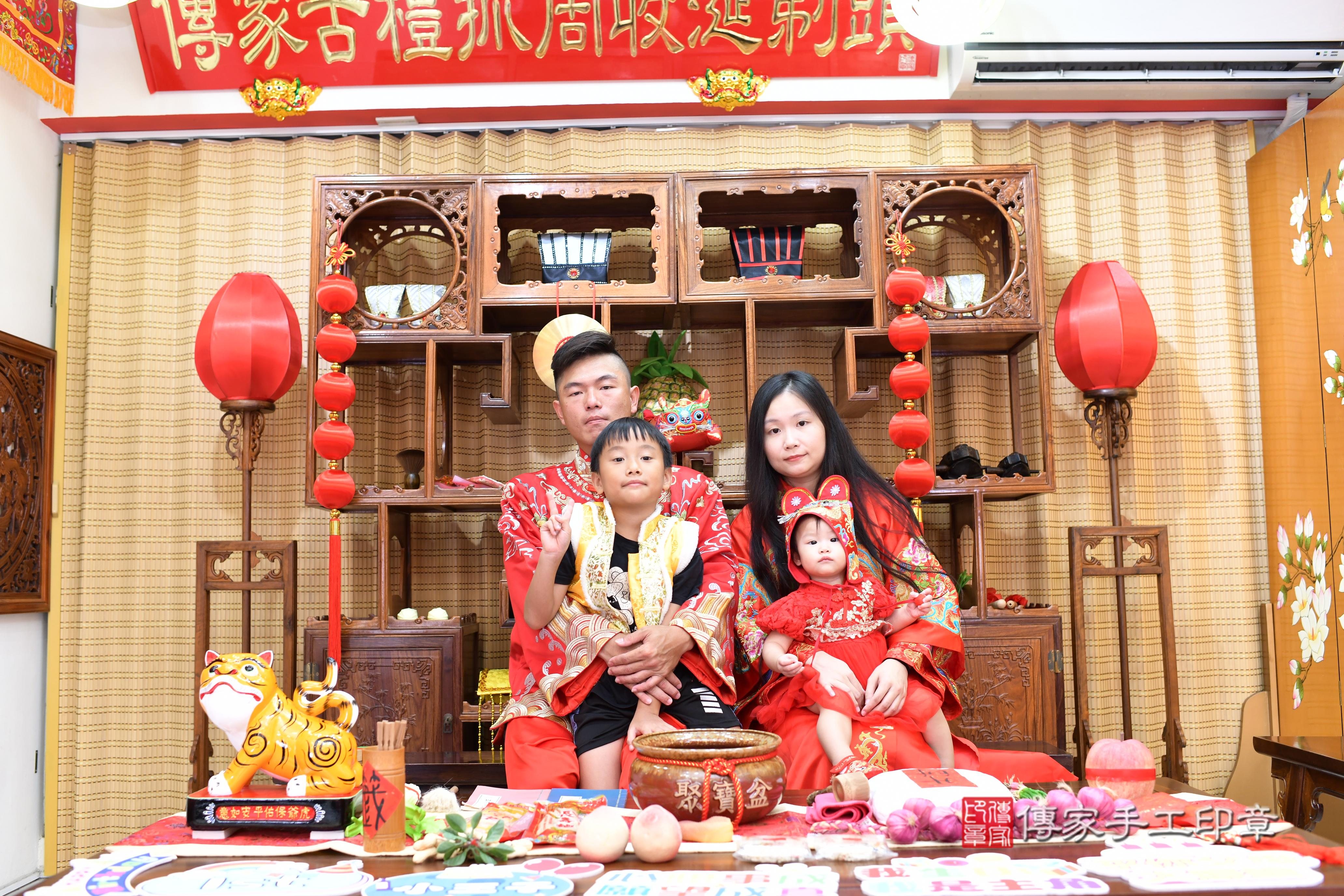 傳家手工印章台南店、抓周、度脺、中國風會場、傳家嬰兒古禮、吉祥話、抓周道具物品24種、拍照。抓周證書。寶寶抓周、滿周歲、生日快樂、祝福 傳家手工印章台南店、抓周、度脺、中國風會場、傳家嬰兒古禮、吉祥話、抓周道具物品24種、拍照。抓周證書。寶寶抓周、滿周歲、生日快樂、祝福