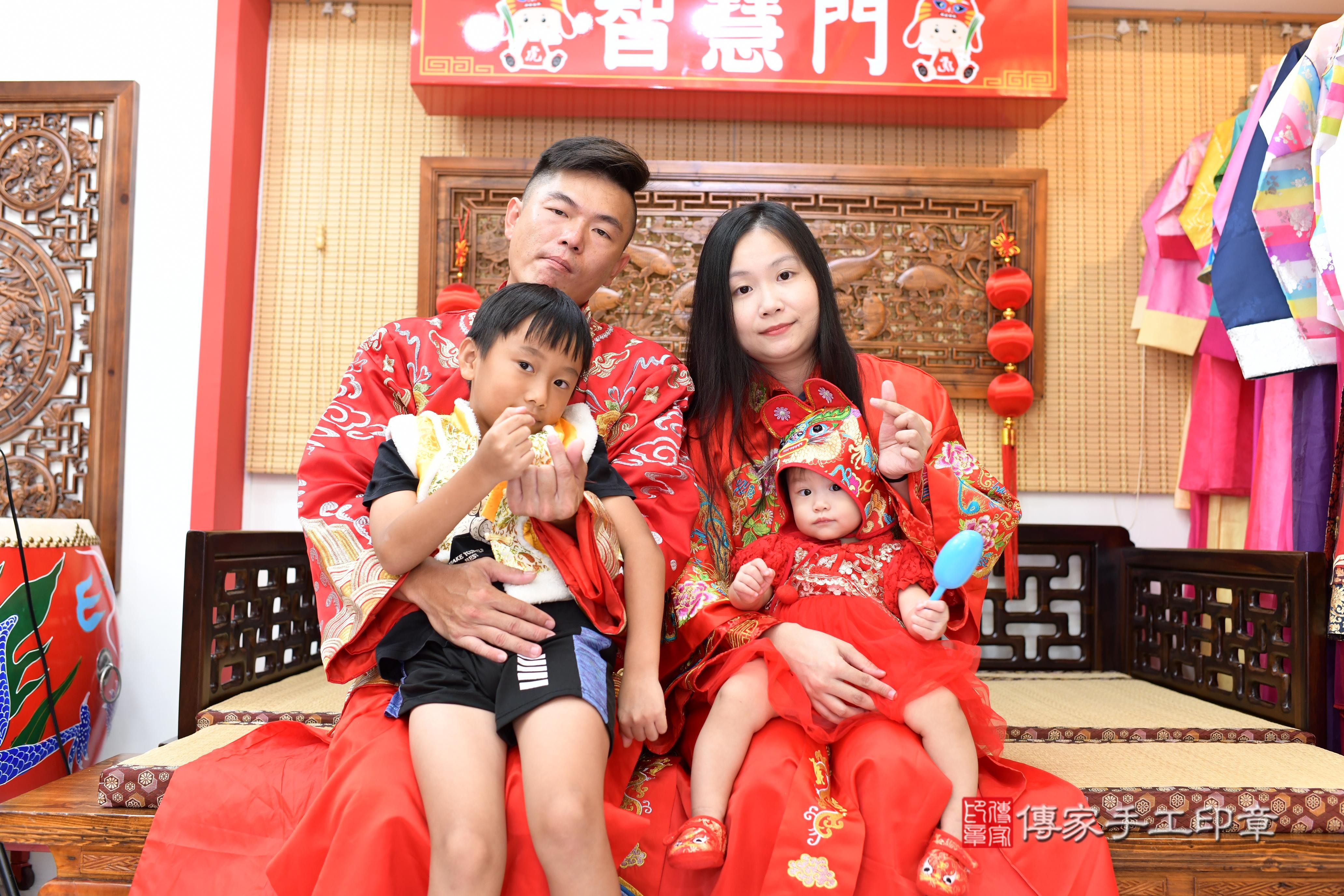 傳家手工印章台南店、抓周、度脺、中國風會場、傳家嬰兒古禮、吉祥話、抓周道具物品24種、拍照。抓周證書。寶寶抓周、滿周歲、生日快樂、祝福 傳家手工印章台南店、抓周、度脺、中國風會場、傳家嬰兒古禮、吉祥話、抓周道具物品24種、拍照。抓周證書。寶寶抓周、滿周歲、生日快樂、祝福