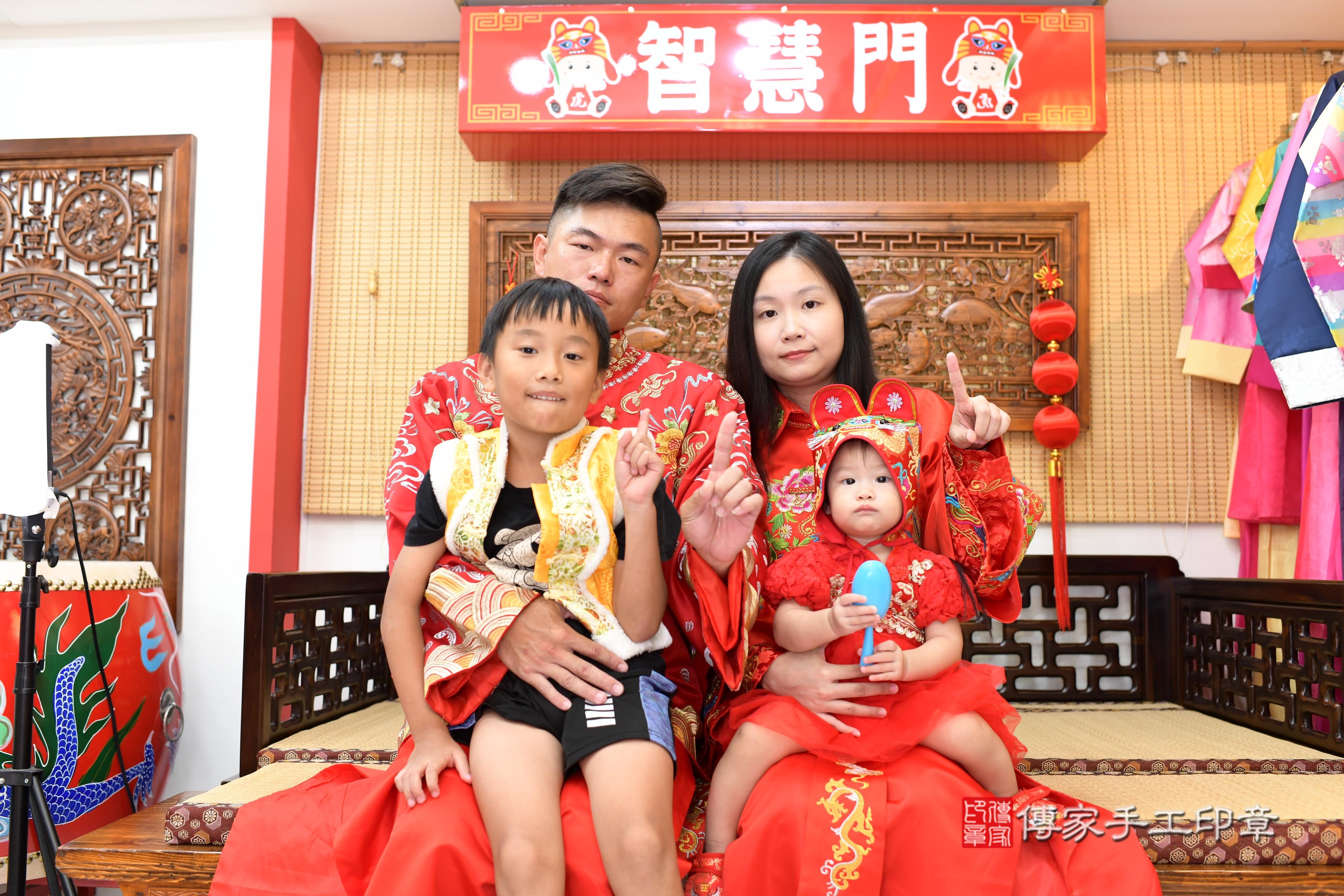 傳家手工印章台南店、抓周、度脺、中國風會場、傳家嬰兒古禮、吉祥話、抓周道具物品24種、拍照。抓周證書。寶寶抓周、滿周歲、生日快樂、祝福 傳家手工印章台南店、抓周、度脺、中國風會場、傳家嬰兒古禮、吉祥話、抓周道具物品24種、拍照。抓周證書。寶寶抓周、滿周歲、生日快樂、祝福