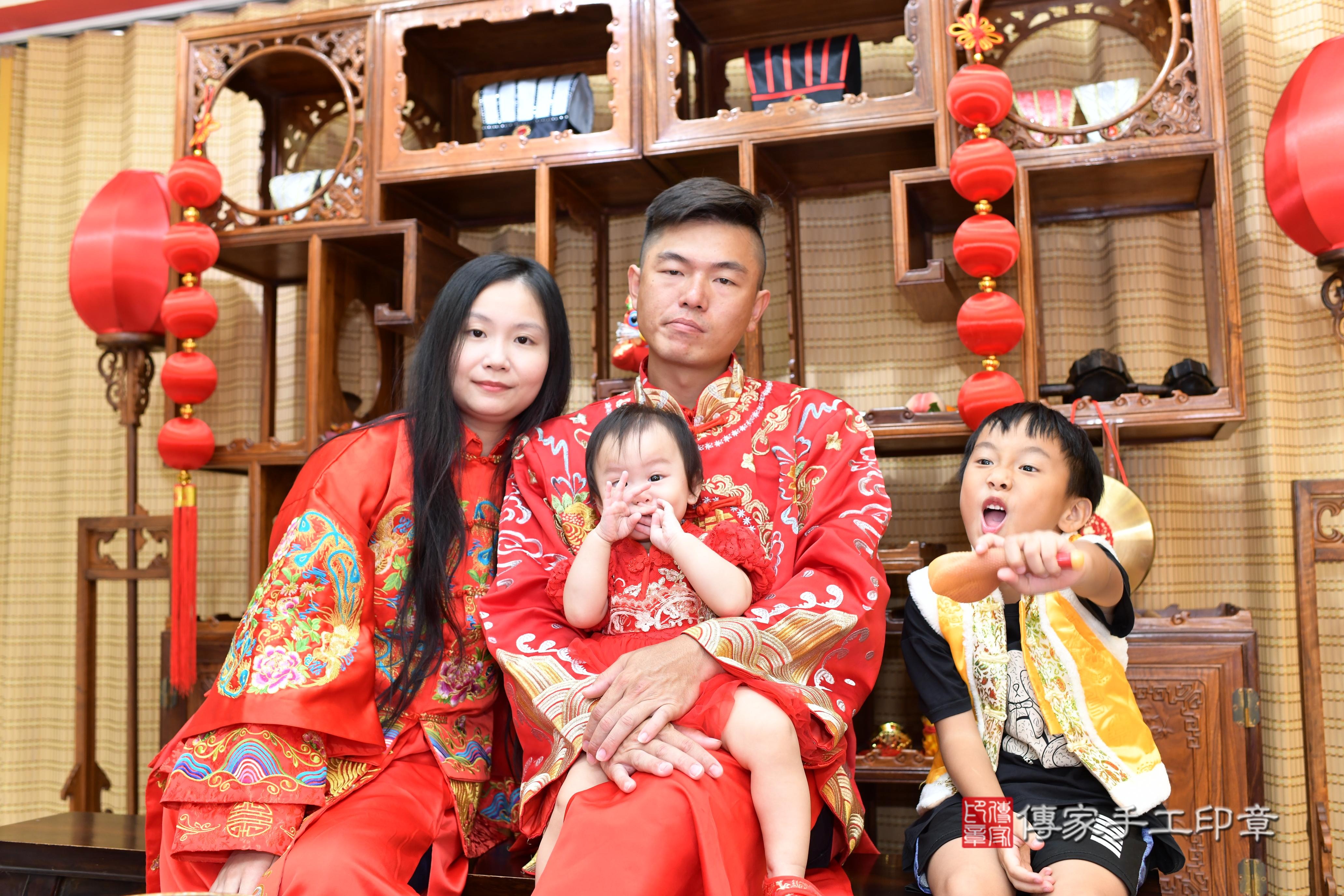 傳家手工印章台南店、抓周、度脺、中國風會場、傳家嬰兒古禮、吉祥話、抓周道具物品24種、拍照。抓周證書。寶寶抓周、滿周歲、生日快樂、祝福 傳家手工印章台南店、抓周、度脺、中國風會場、傳家嬰兒古禮、吉祥話、抓周道具物品24種、拍照。抓周證書。寶寶抓周、滿周歲、生日快樂、祝福