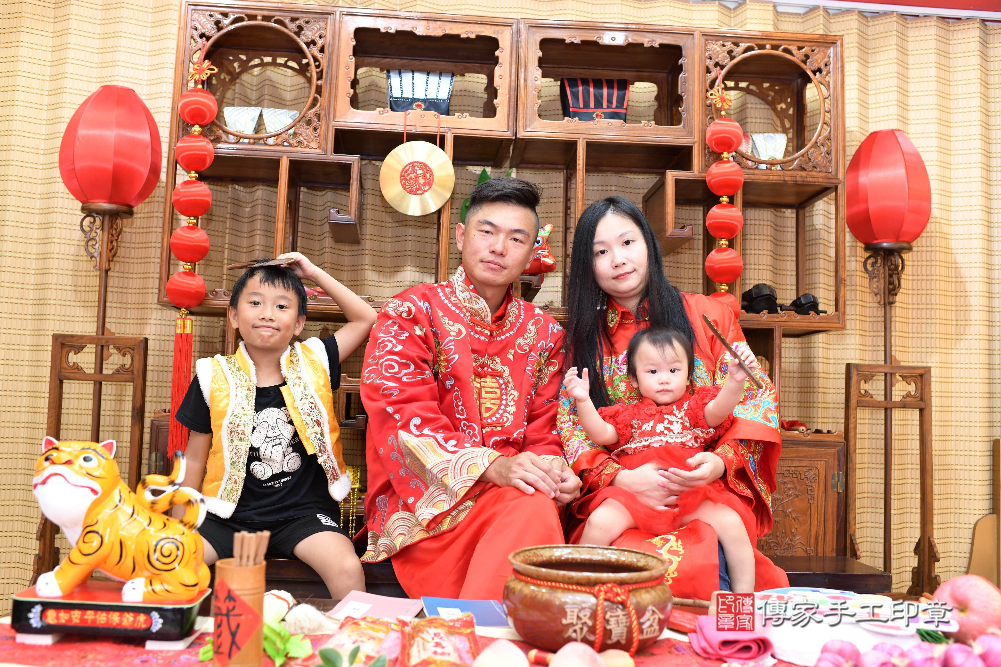 傳家手工印章台南店、抓周、度脺、中國風會場、傳家嬰兒古禮、吉祥話、抓周道具物品24種、拍照。抓周證書。寶寶抓周、滿周歲、生日快樂、祝福 傳家手工印章台南店、抓周、度脺、中國風會場、傳家嬰兒古禮、吉祥話、抓周道具物品24種、拍照。抓周證書。寶寶抓周、滿周歲、生日快樂、祝福