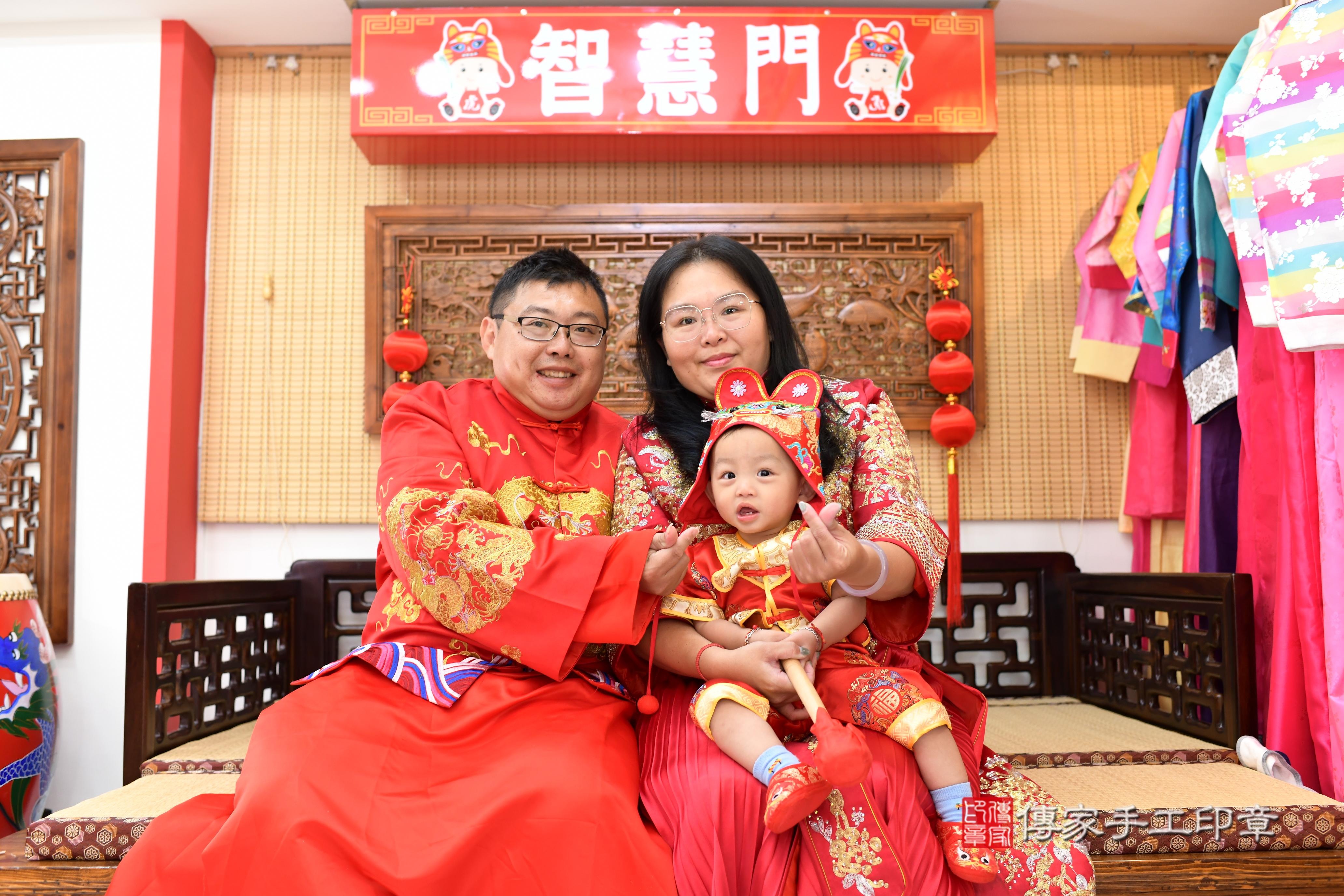 傳家手工印章台南店、抓周、度脺、中國風會場、傳家嬰兒古禮、吉祥話、抓周道具物品24種、拍照。抓周證書。寶寶抓周、滿周歲、生日快樂、祝福 傳家手工印章台南店、抓周、度脺、中國風會場、傳家嬰兒古禮、吉祥話、抓周道具物品24種、拍照。抓周證書。寶寶抓周、滿周歲、生日快樂、祝福