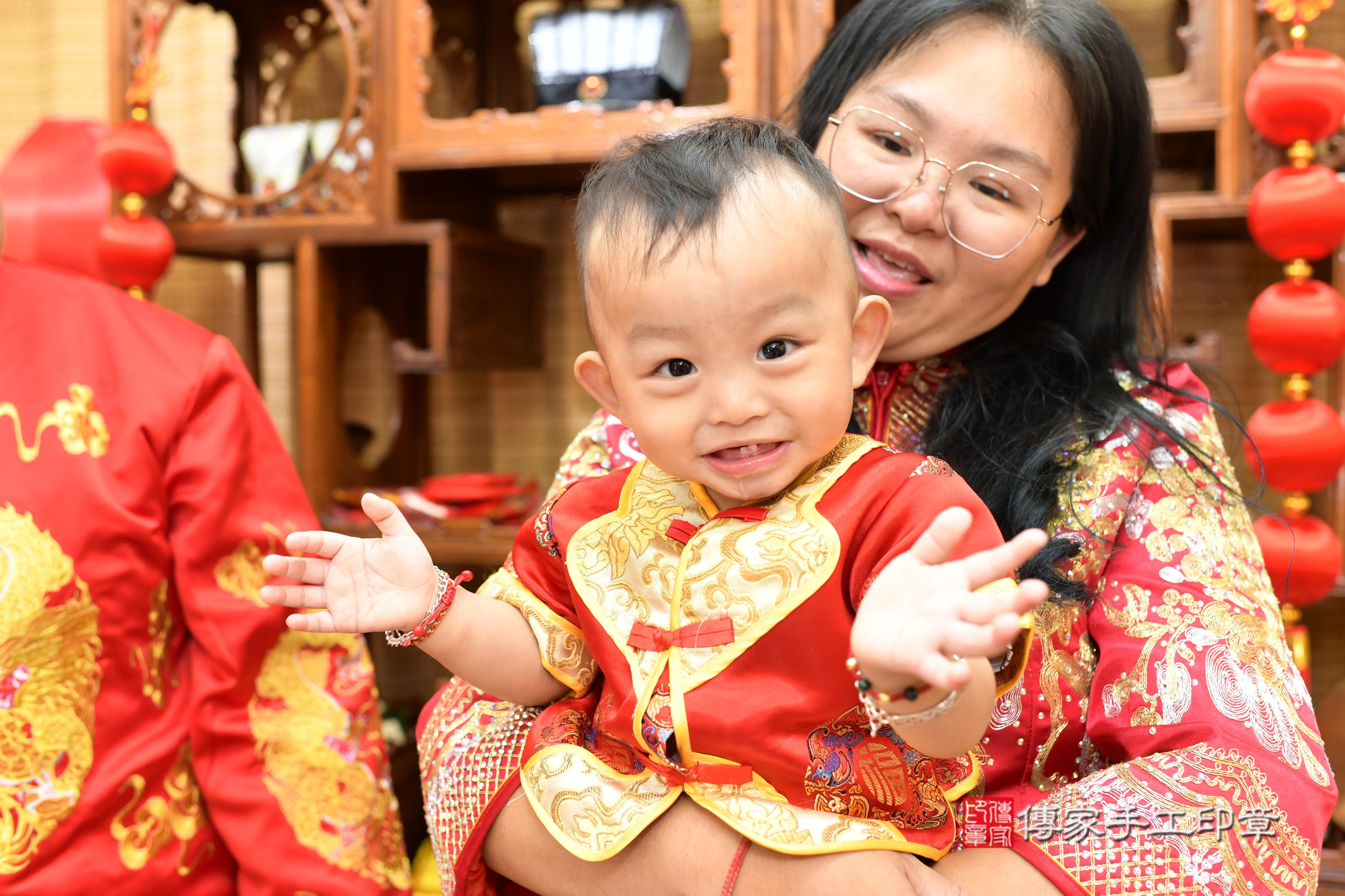 傳家手工印章台南店、抓周、度脺、中國風會場、傳家嬰兒古禮、吉祥話、抓周道具物品24種、拍照。抓周證書。寶寶抓周、滿周歲、生日快樂、祝福 傳家手工印章台南店、抓周、度脺、中國風會場、傳家嬰兒古禮、吉祥話、抓周道具物品24種、拍照。抓周證書。寶寶抓周、滿周歲、生日快樂、祝福