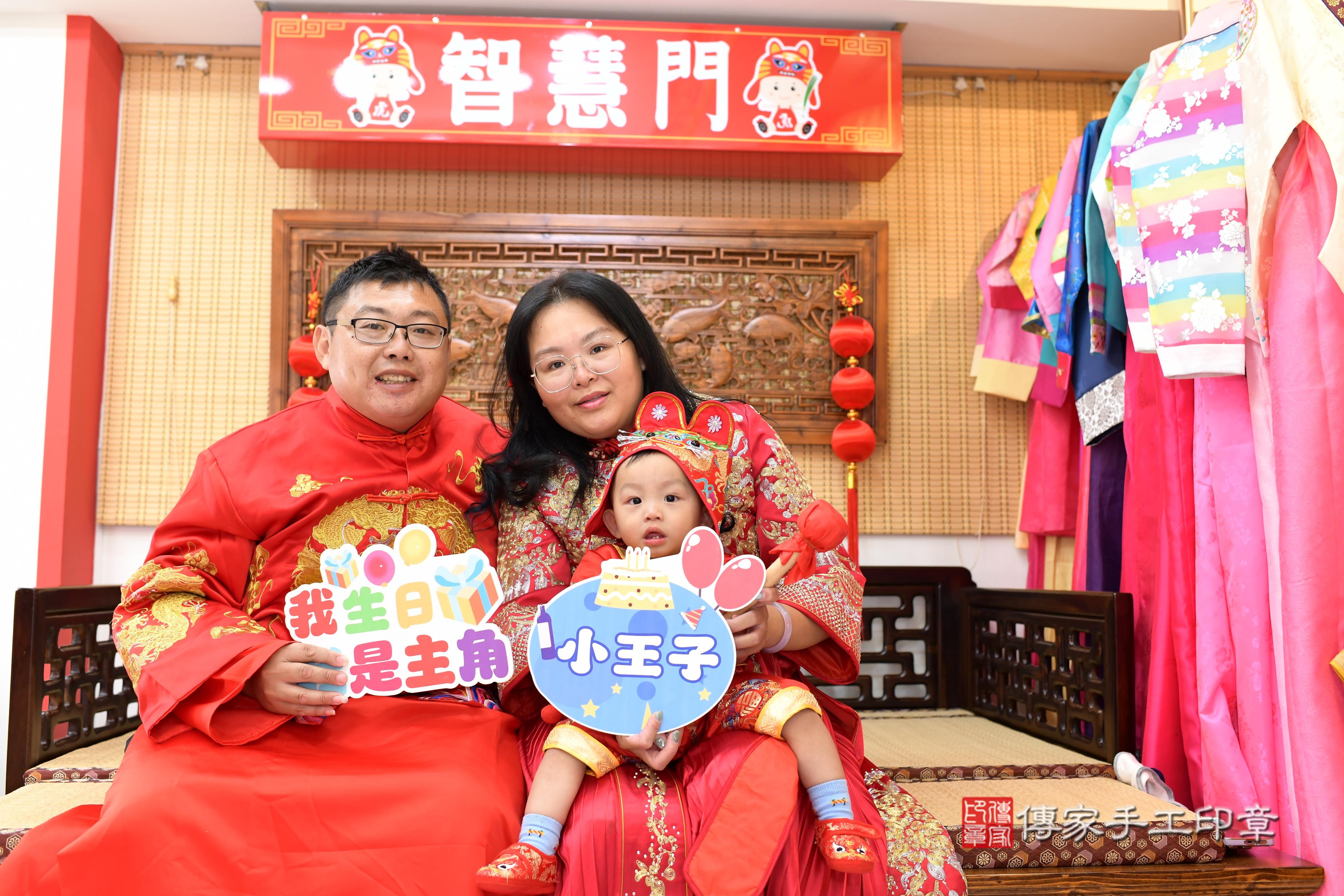 傳家手工印章台南店、抓周、度脺、中國風會場、傳家嬰兒古禮、吉祥話、抓周道具物品24種、拍照。抓周證書。寶寶抓周、滿周歲、生日快樂、祝福 傳家手工印章台南店、抓周、度脺、中國風會場、傳家嬰兒古禮、吉祥話、抓周道具物品24種、拍照。抓周證書。寶寶抓周、滿周歲、生日快樂、祝福