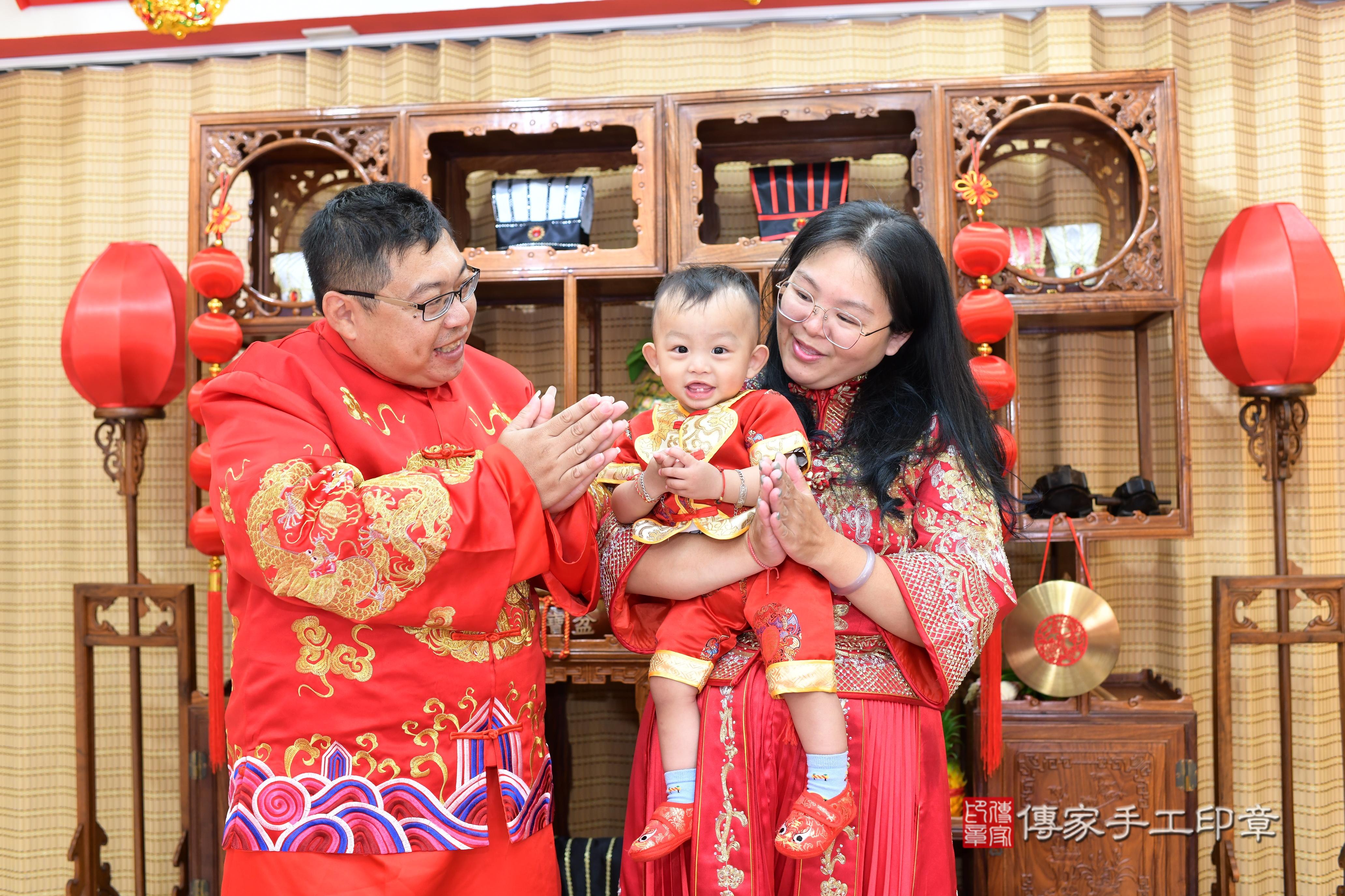 傳家手工印章台南店、抓周、度脺、中國風會場、傳家嬰兒古禮、吉祥話、抓周道具物品24種、拍照。抓周證書。寶寶抓周、滿周歲、生日快樂、祝福 傳家手工印章台南店、抓周、度脺、中國風會場、傳家嬰兒古禮、吉祥話、抓周道具物品24種、拍照。抓周證書。寶寶抓周、滿周歲、生日快樂、祝福