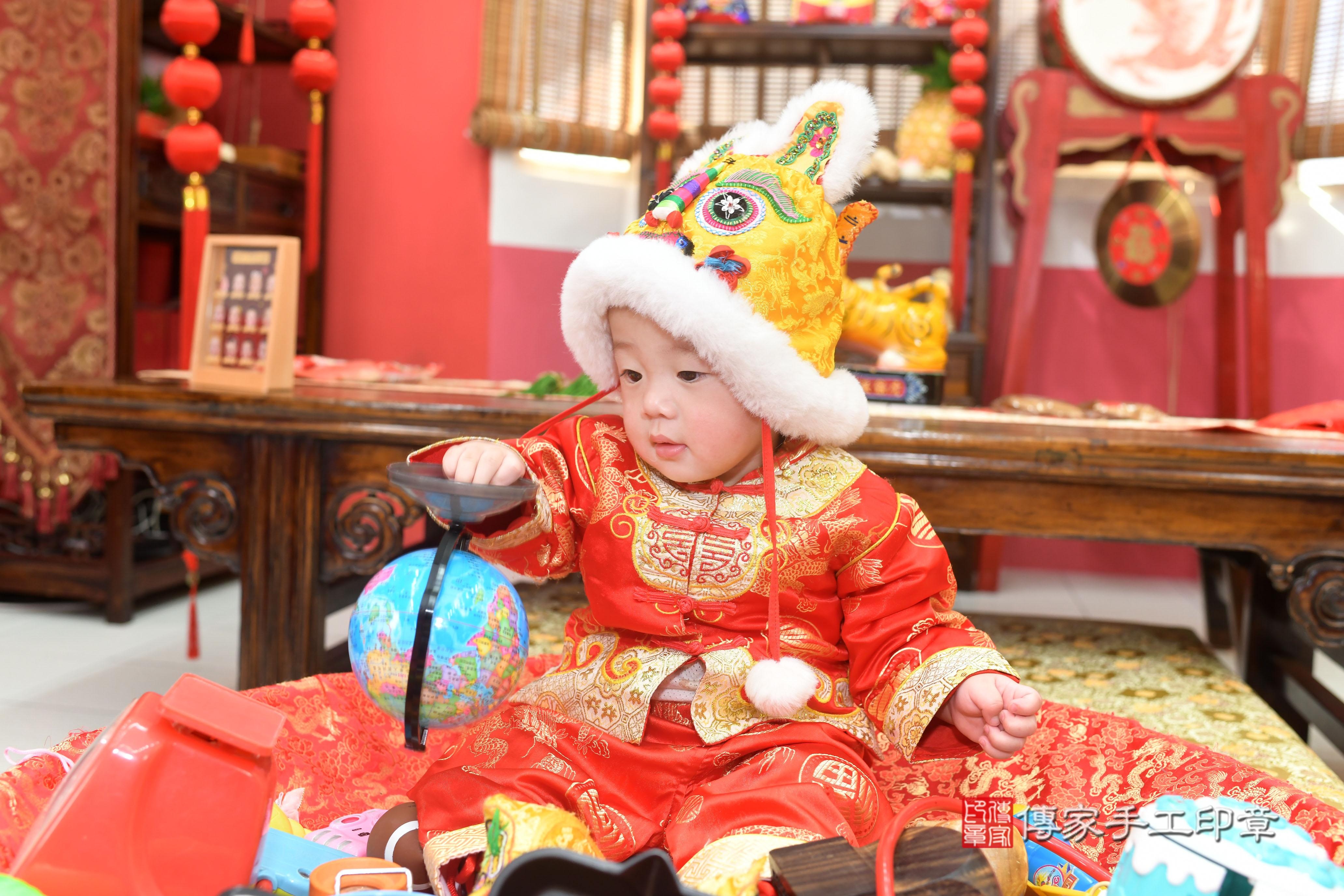 傳家手工印章台南店、抓周、度脺、中國風會場、傳家嬰兒古禮、吉祥話、抓周道具物品24種、拍照。抓周證書。寶寶抓周、滿周歲、生日快樂、祝福